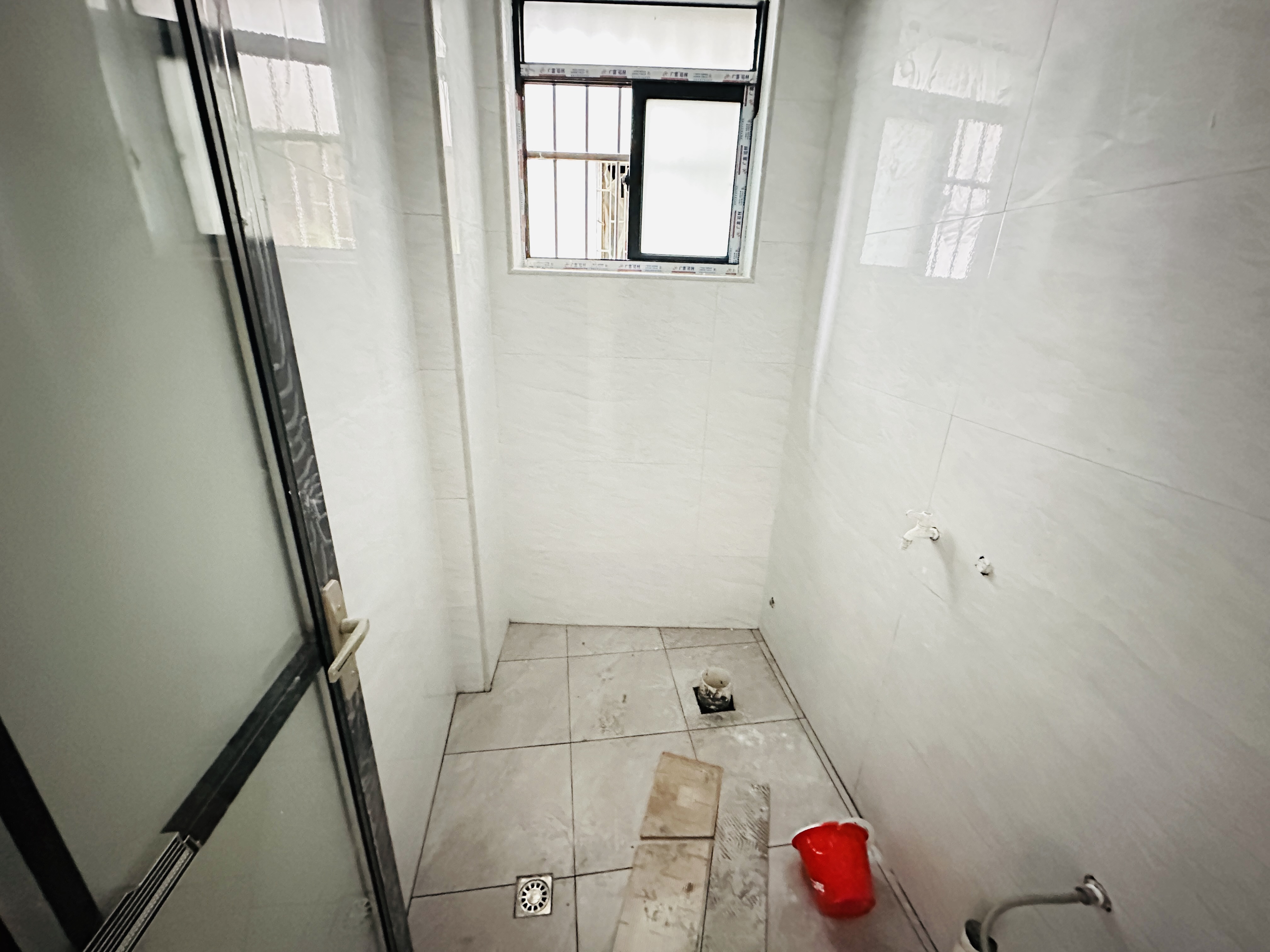 虹冠大厦  1室2厅1卫    52.8万卫生间