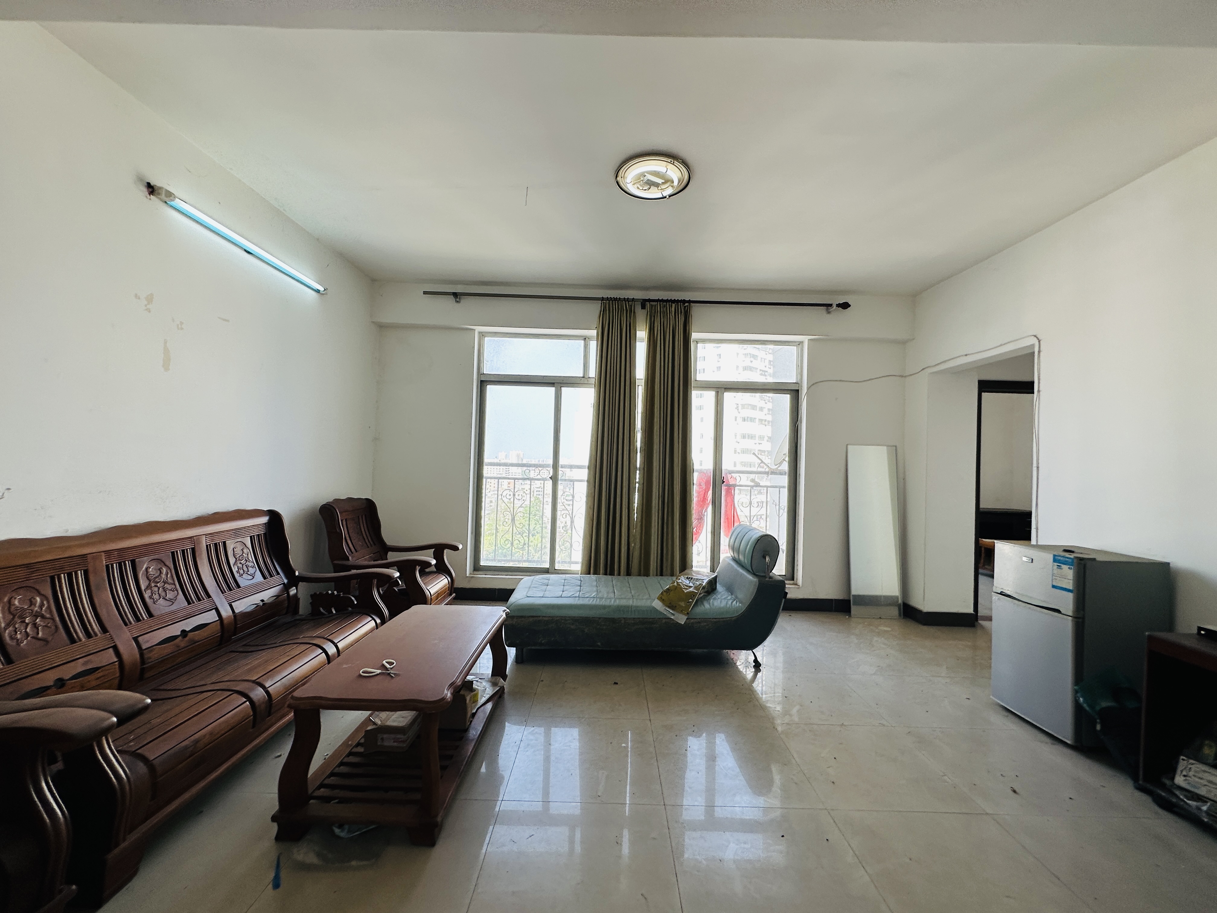 金华苑 4室2厅2卫 136.0万 金华苑 4室2厅2卫 136.0万客厅