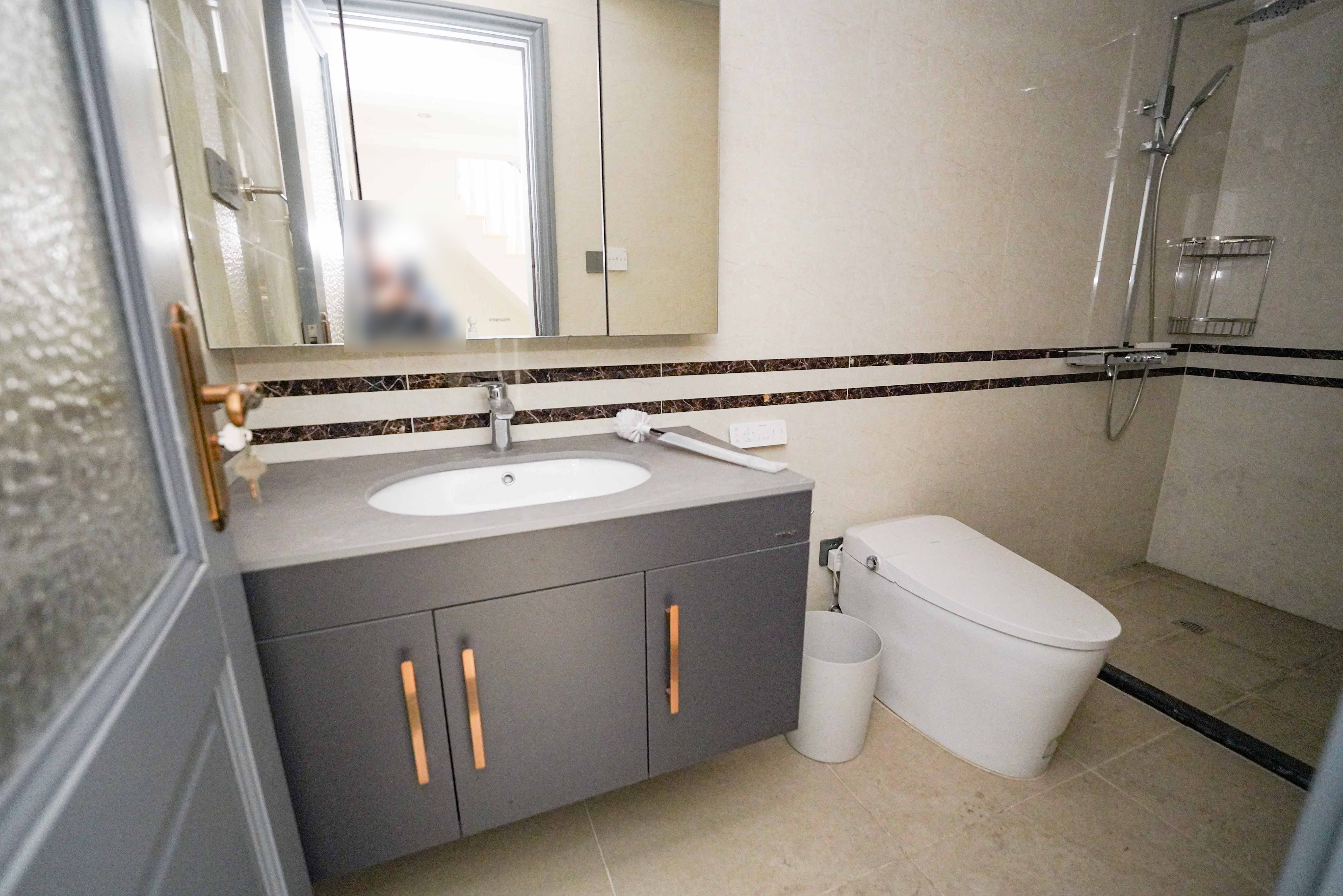 佳兆业水岸新都  5室2厅2卫   330.00万卫生间