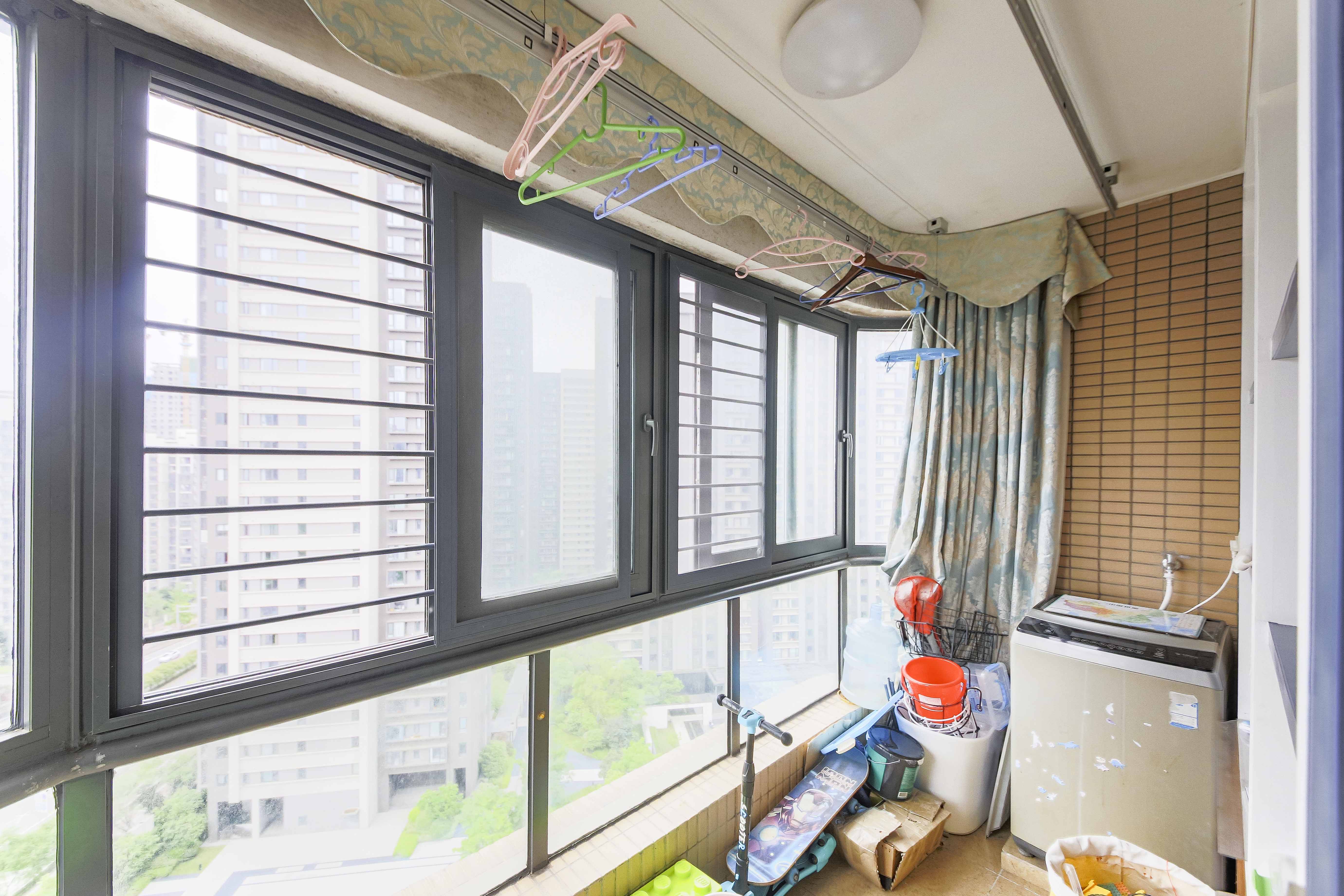 湘江雅颂居  3室2厅1卫   105.00万阳台