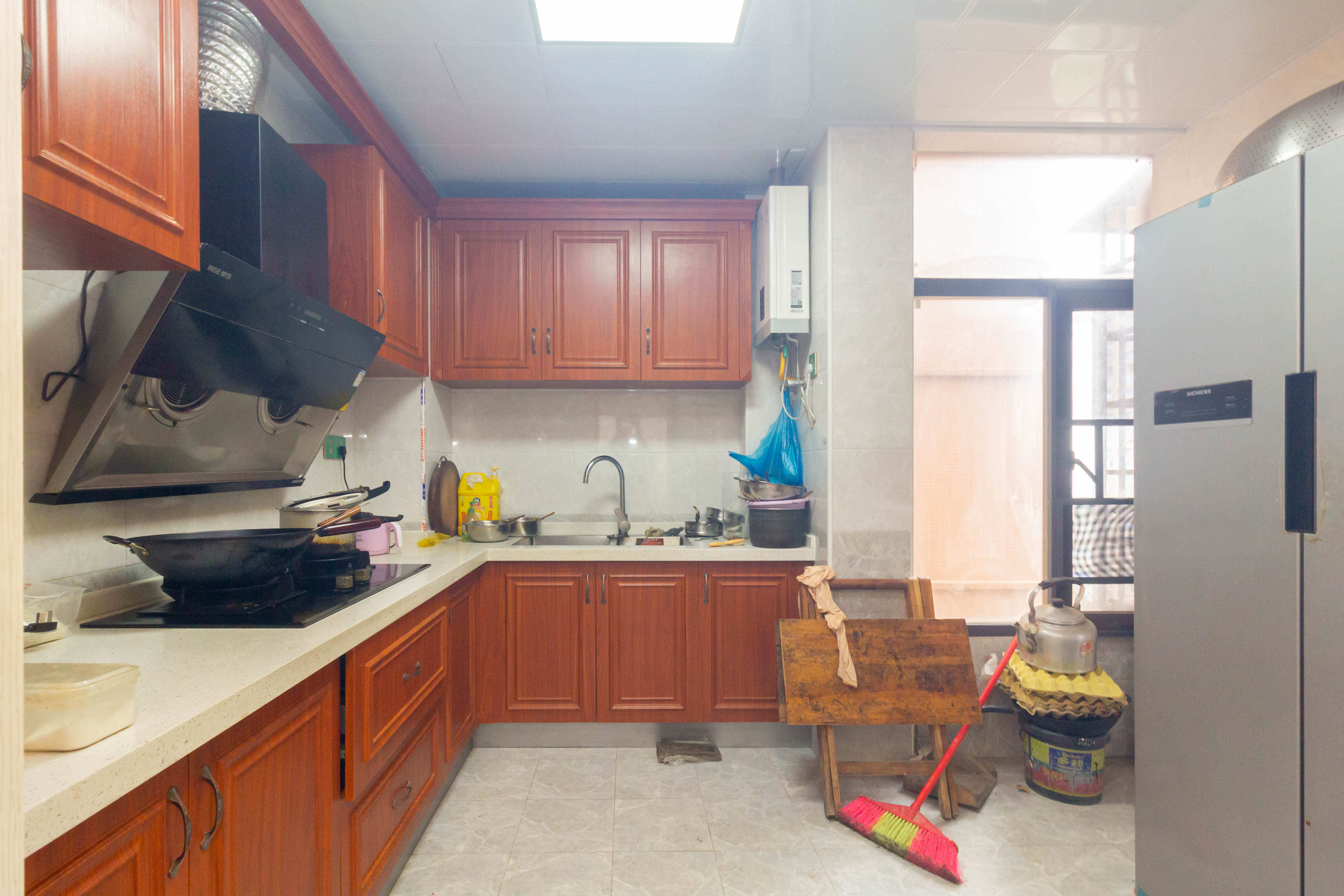 紫华郡 4室2厅1卫 98.0万 紫华郡 4室2厅1卫 98.0万厨房