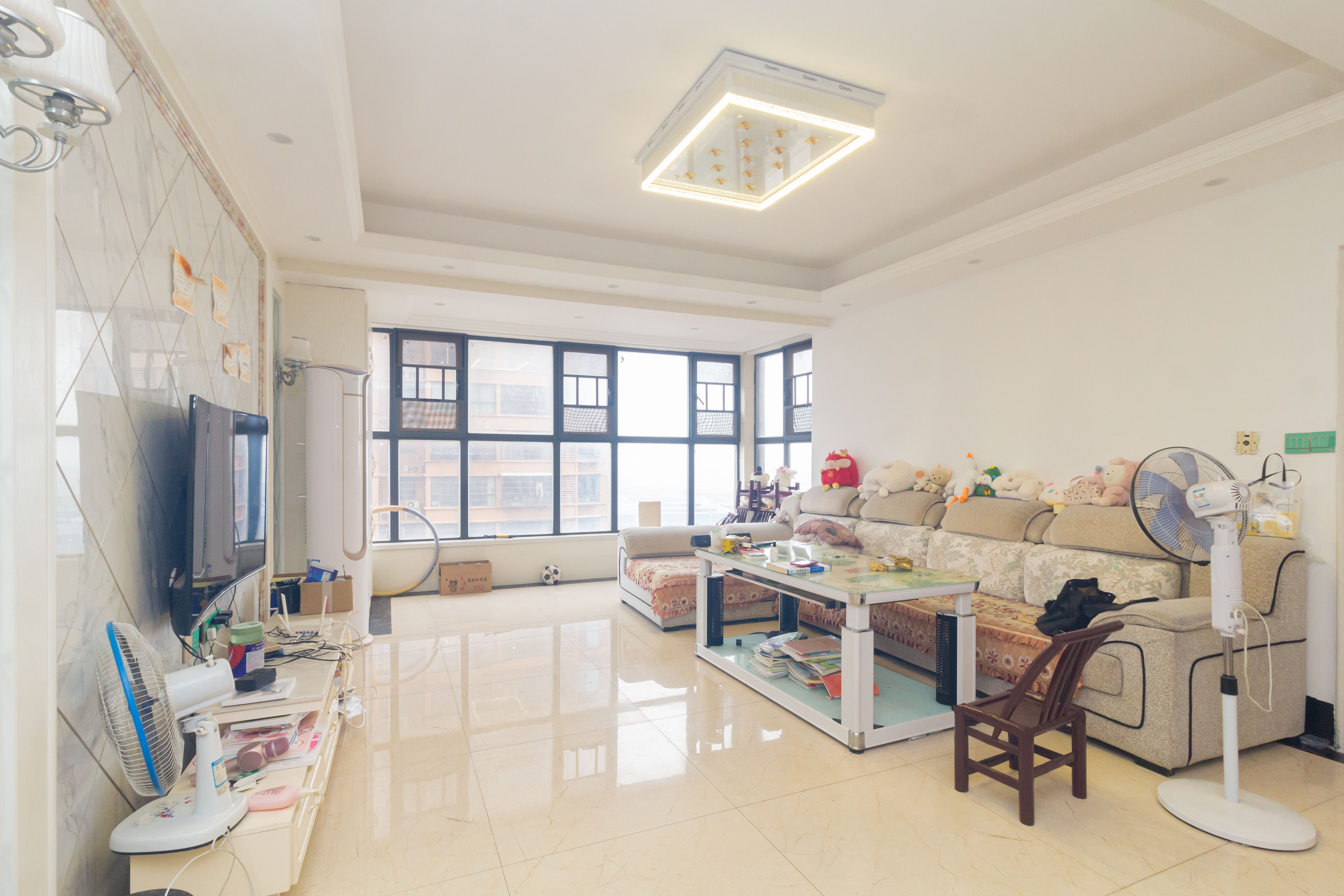 紫华郡 4室2厅1卫 98.0万 紫华郡 4室2厅1卫 98.0万客厅