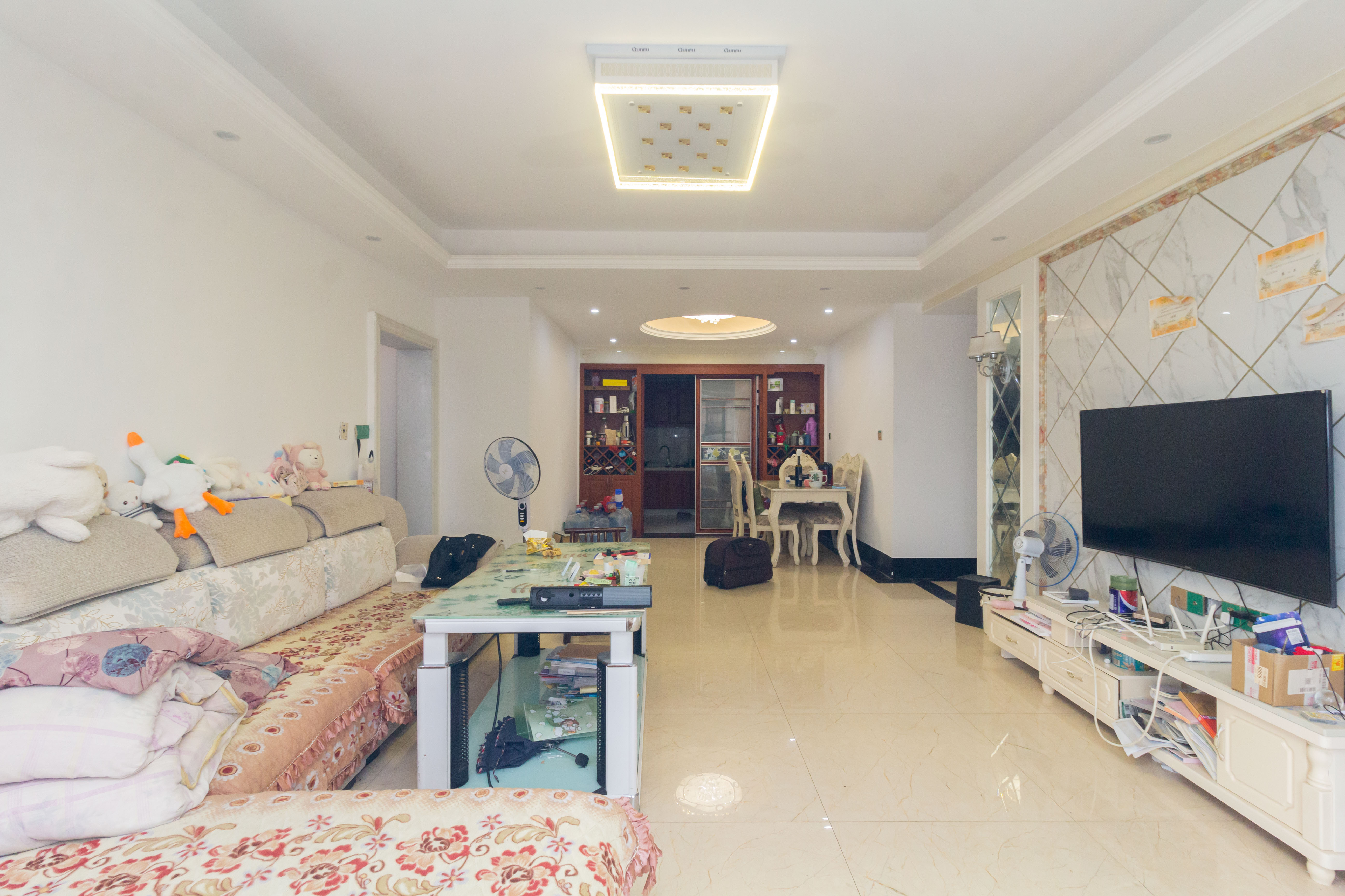 紫华郡 4室2厅1卫 98.0万 紫华郡 4室2厅1卫 98.0万客厅