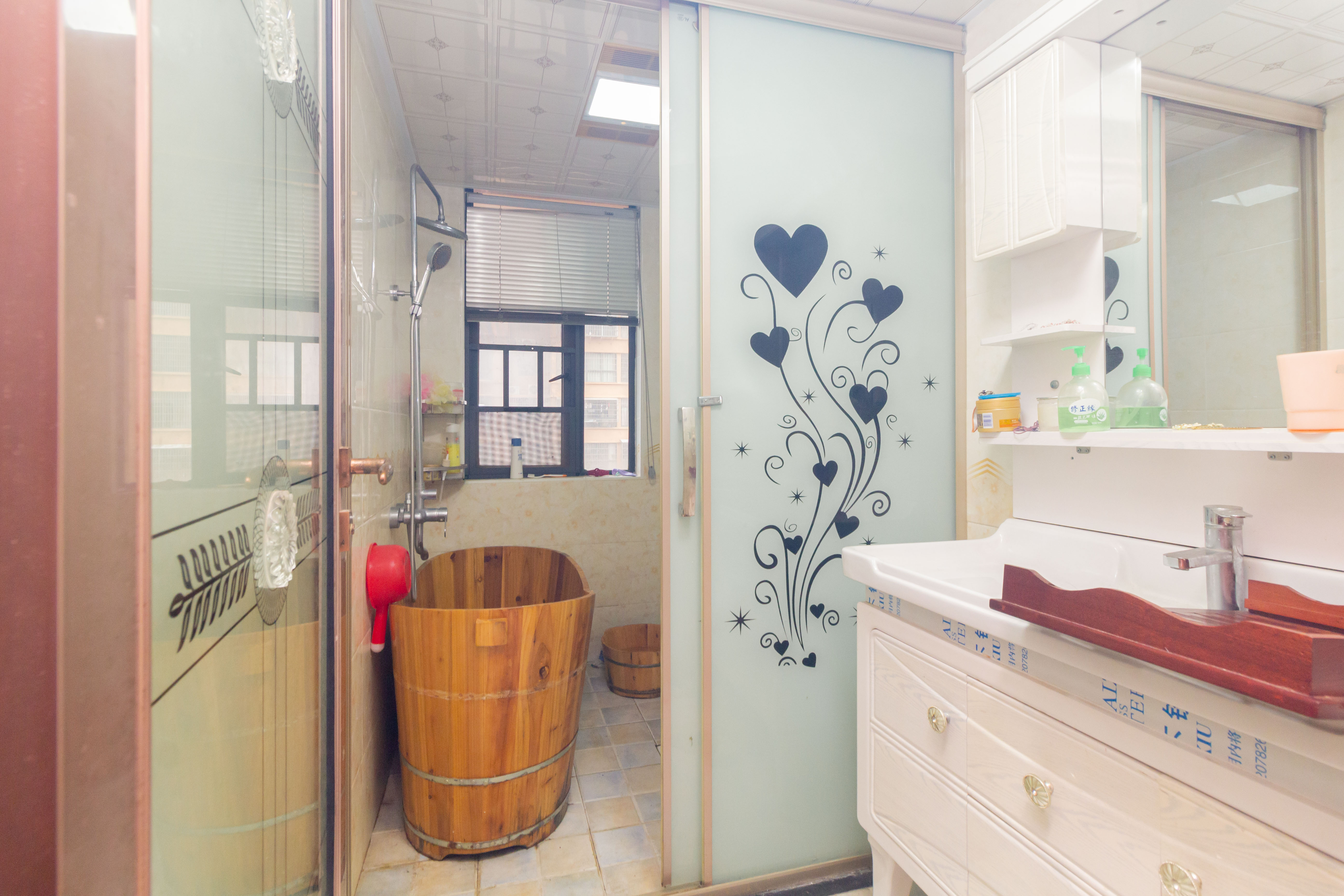 紫华郡 4室2厅1卫 98.0万 紫华郡 4室2厅1卫 98.0万卫生间