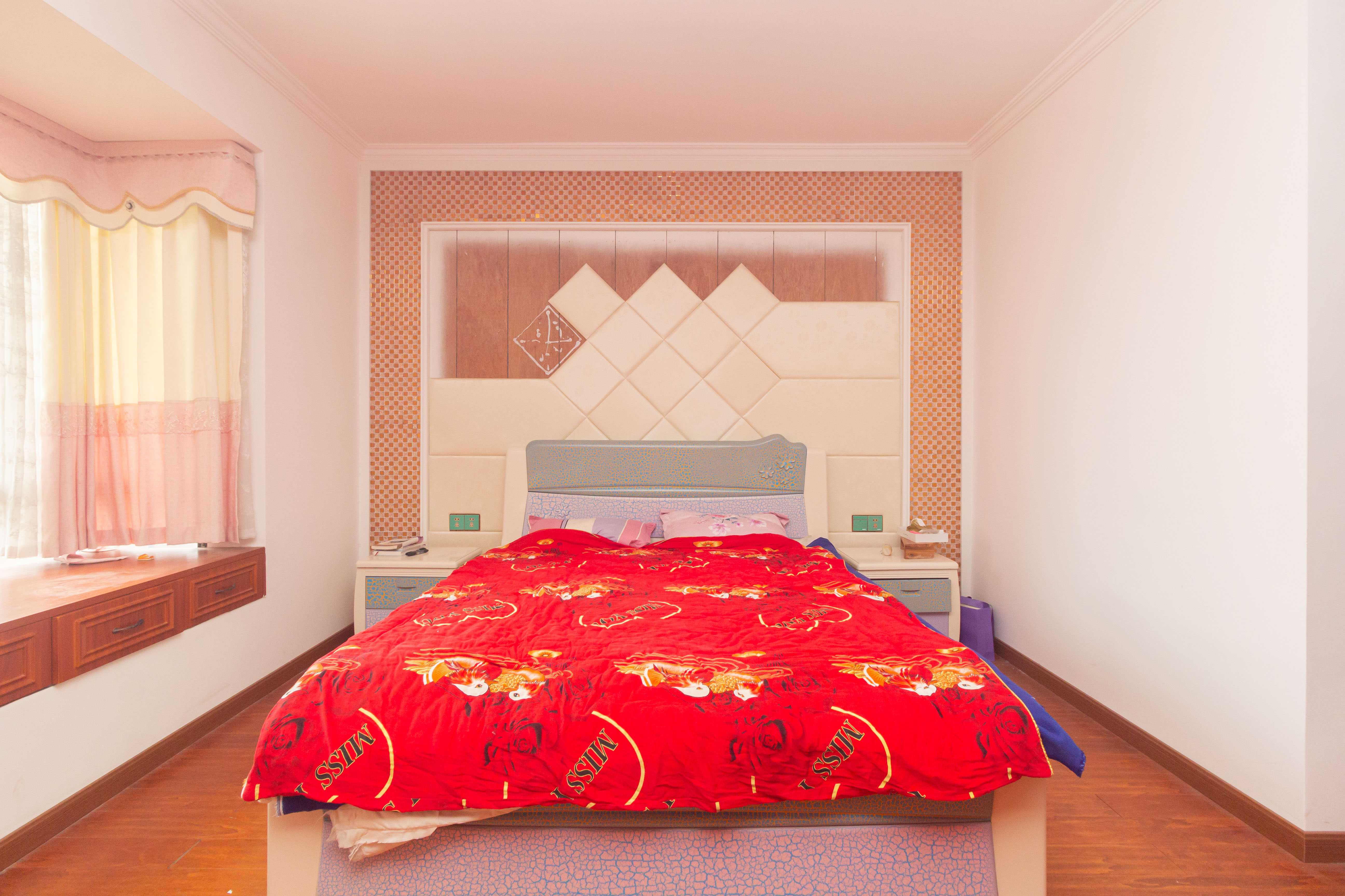 紫华郡 4室2厅1卫 98.0万 紫华郡 4室2厅1卫 98.0万卧室