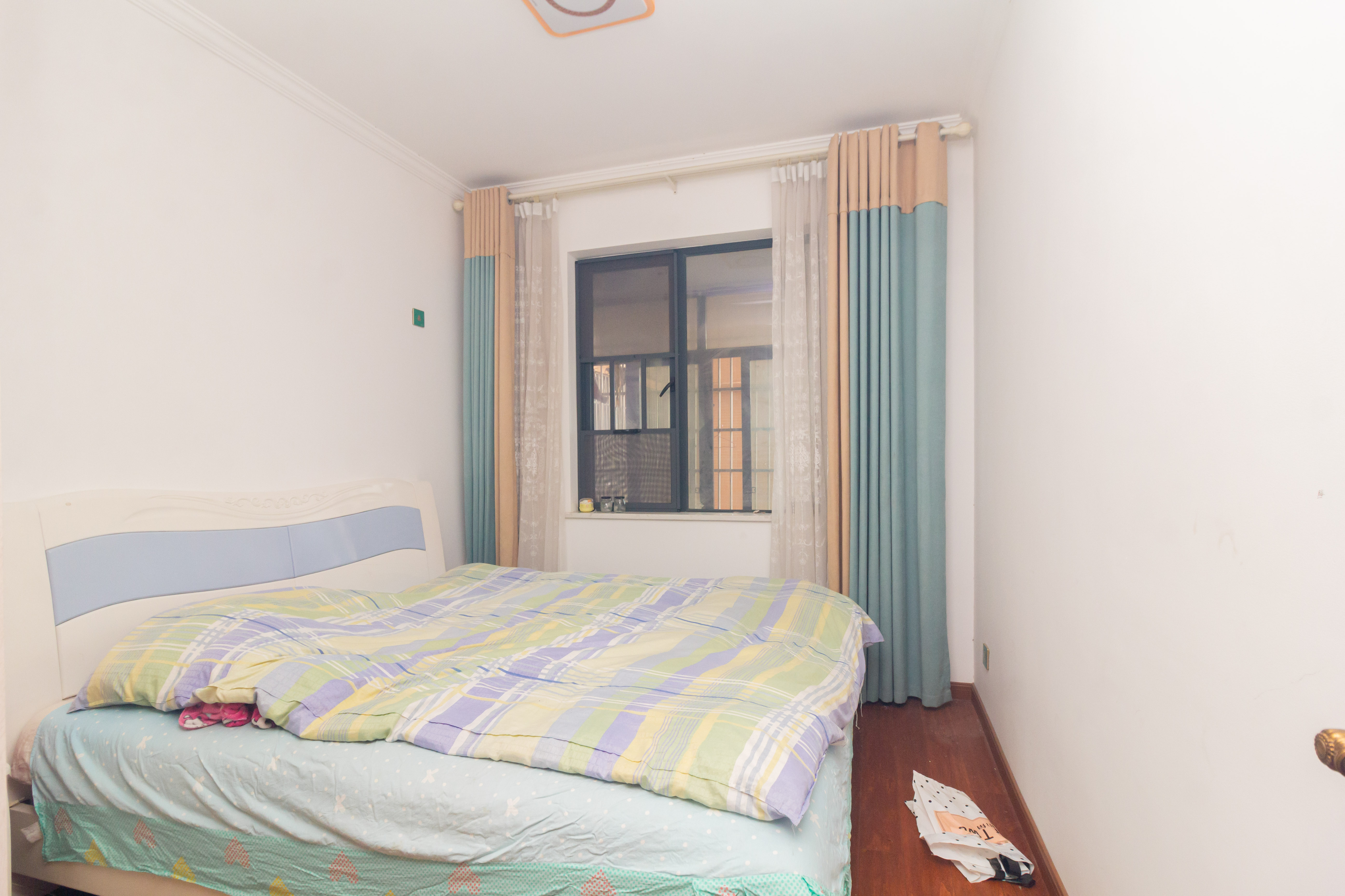 紫华郡 4室2厅1卫 98.0万 紫华郡 4室2厅1卫 98.0万卧室