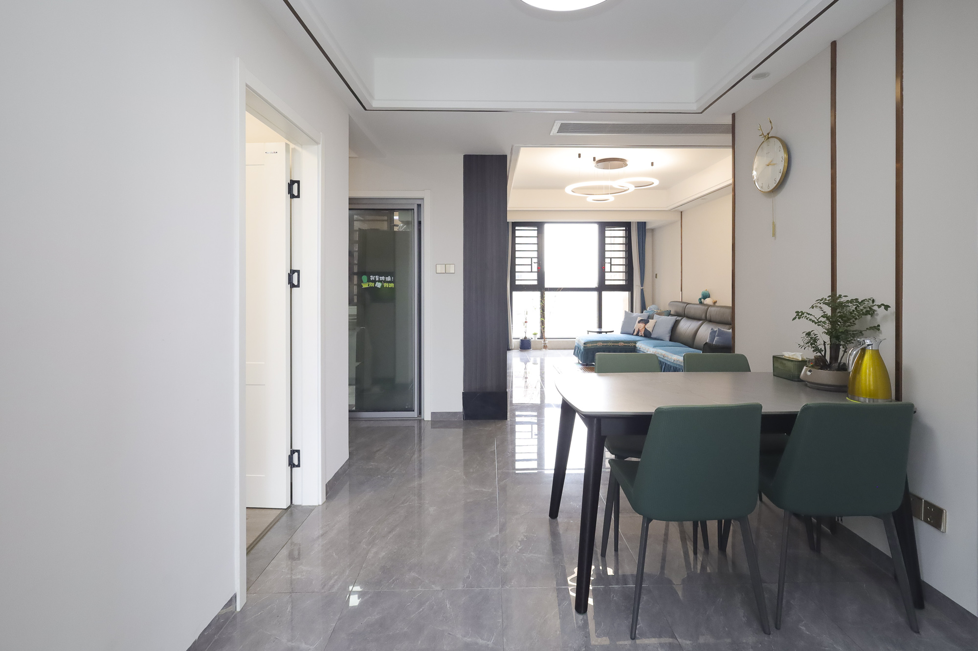 鸿邦国际城  3室2厅2卫    125.0万客厅