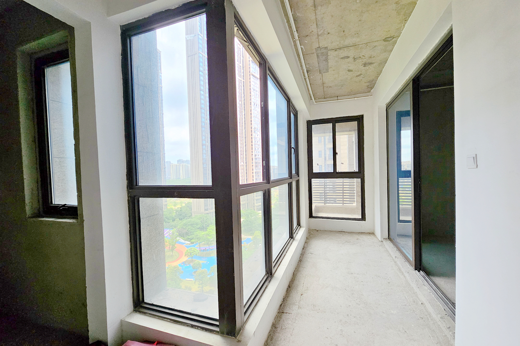 明昇壹城(明昇时代广场)二期 5室2厅3卫 325.0万 明昇壹城(明昇时代广场)二期 5室2厅3卫 325.0万阳台