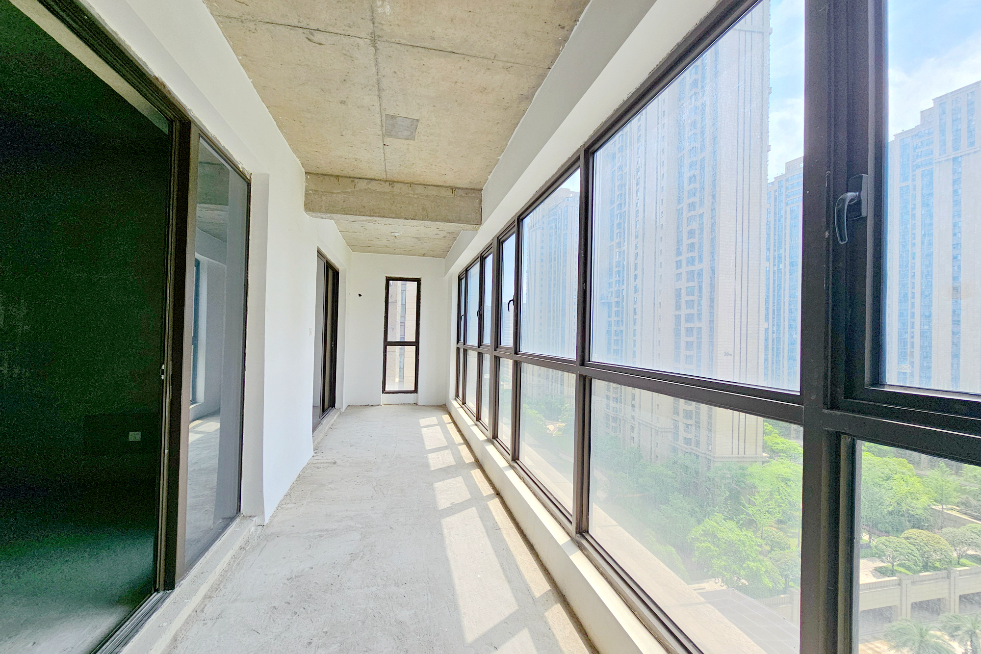 明昇壹城(明昇时代广场)二期 5室2厅3卫 325.0万 明昇壹城(明昇时代广场)二期 5室2厅3卫 325.0万阳台