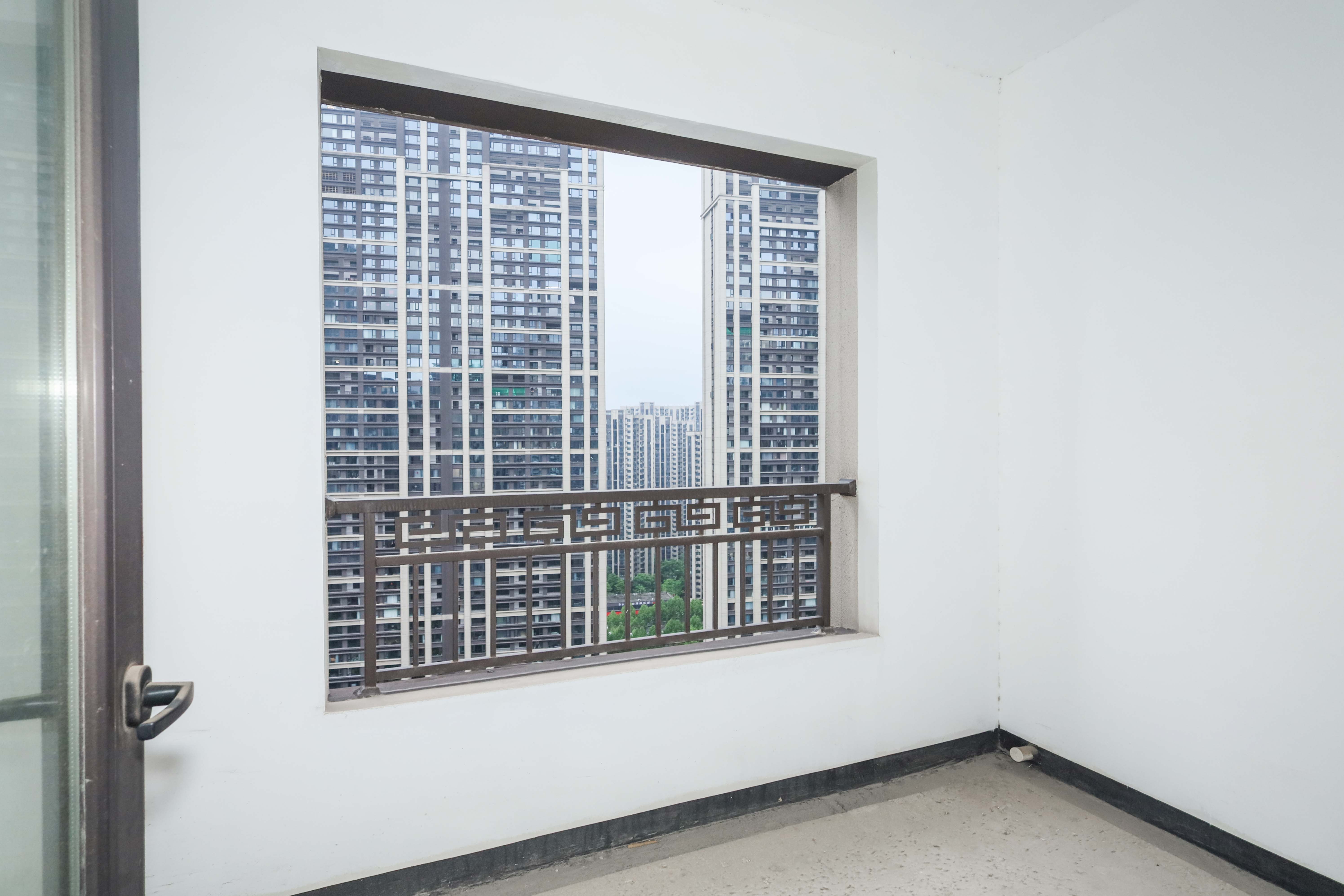 建发央著  4室2厅2卫   341.00万卧室
