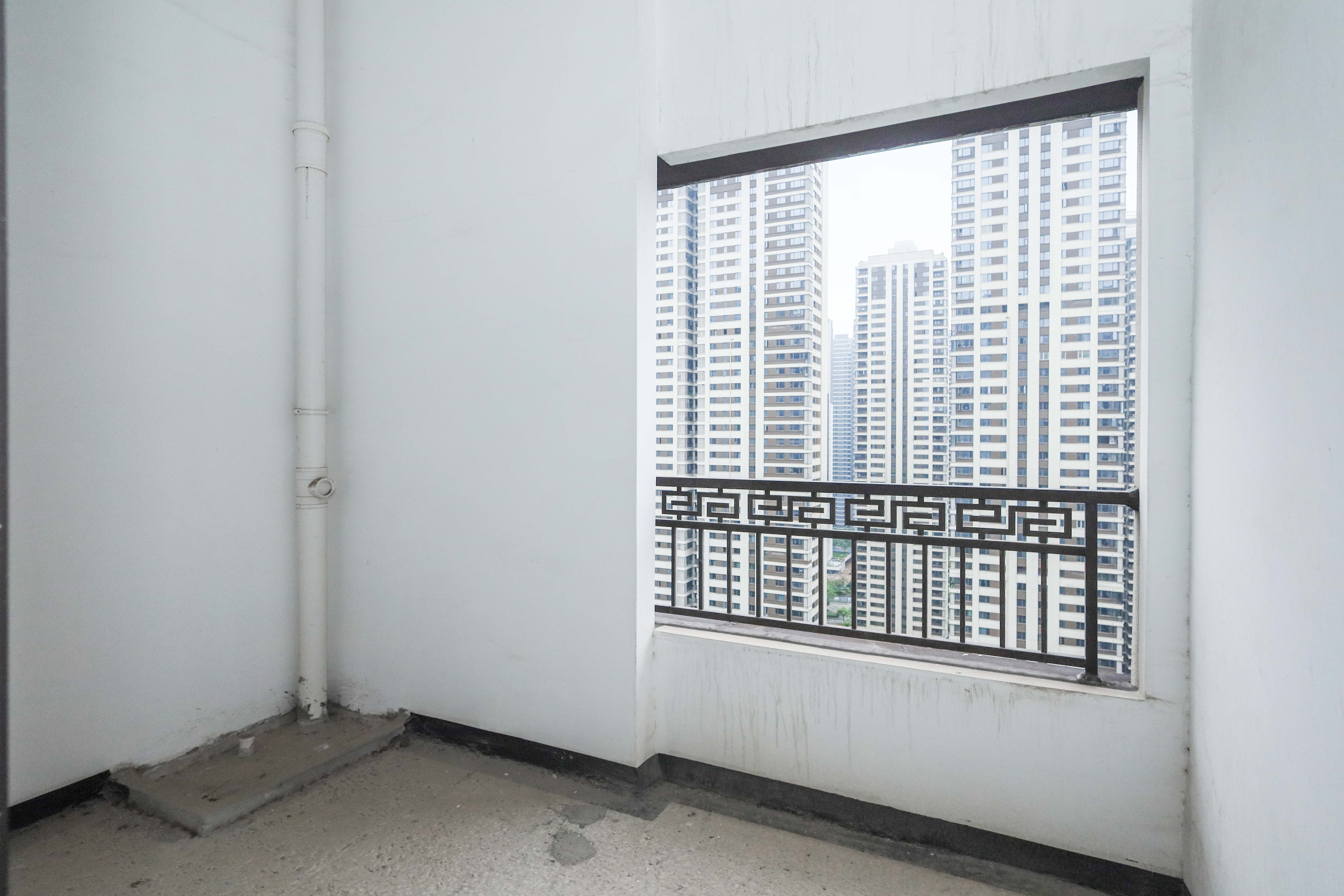 建发央著  4室2厅2卫   341.00万阳台