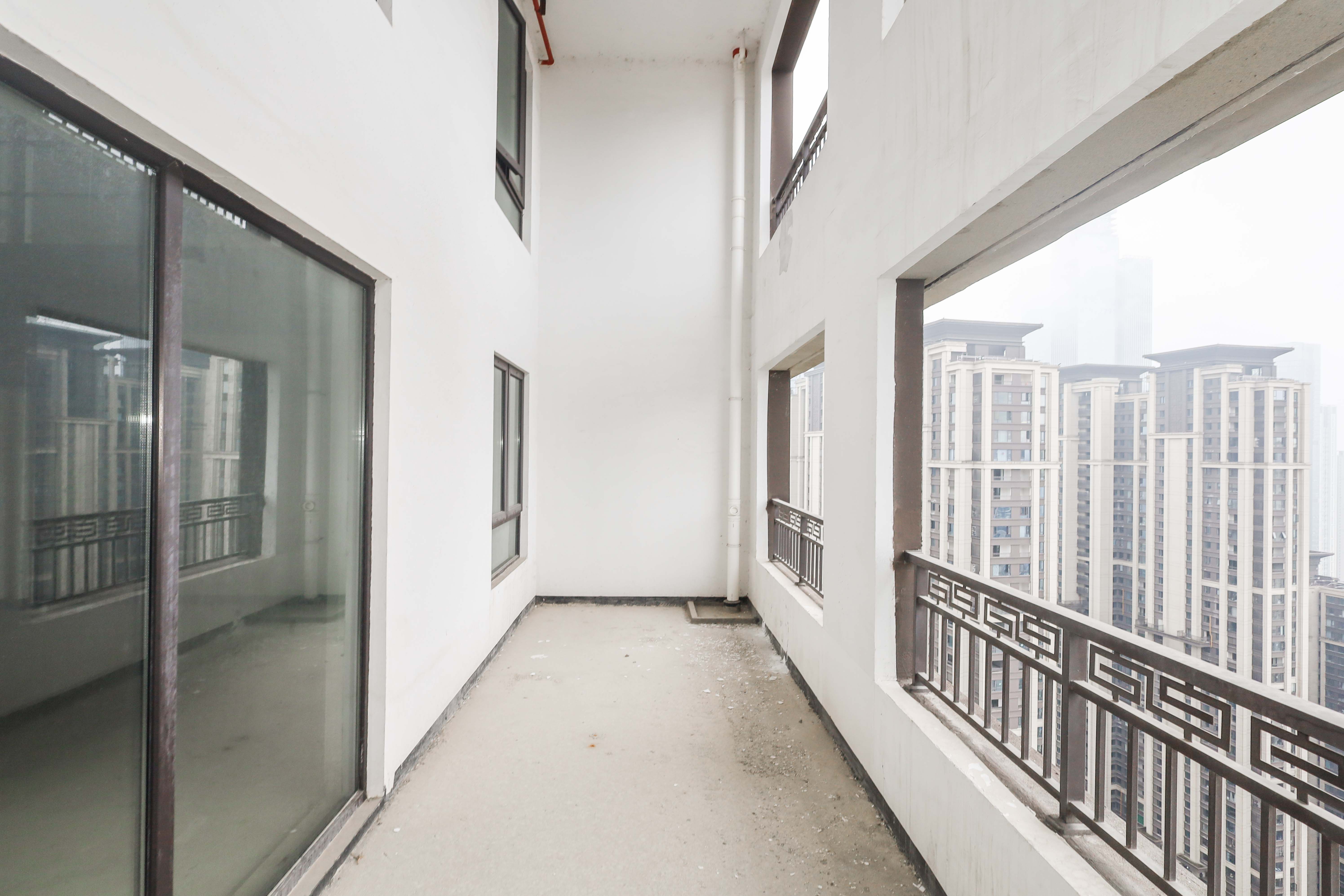 建发央著  4室2厅2卫   410.00万阳台