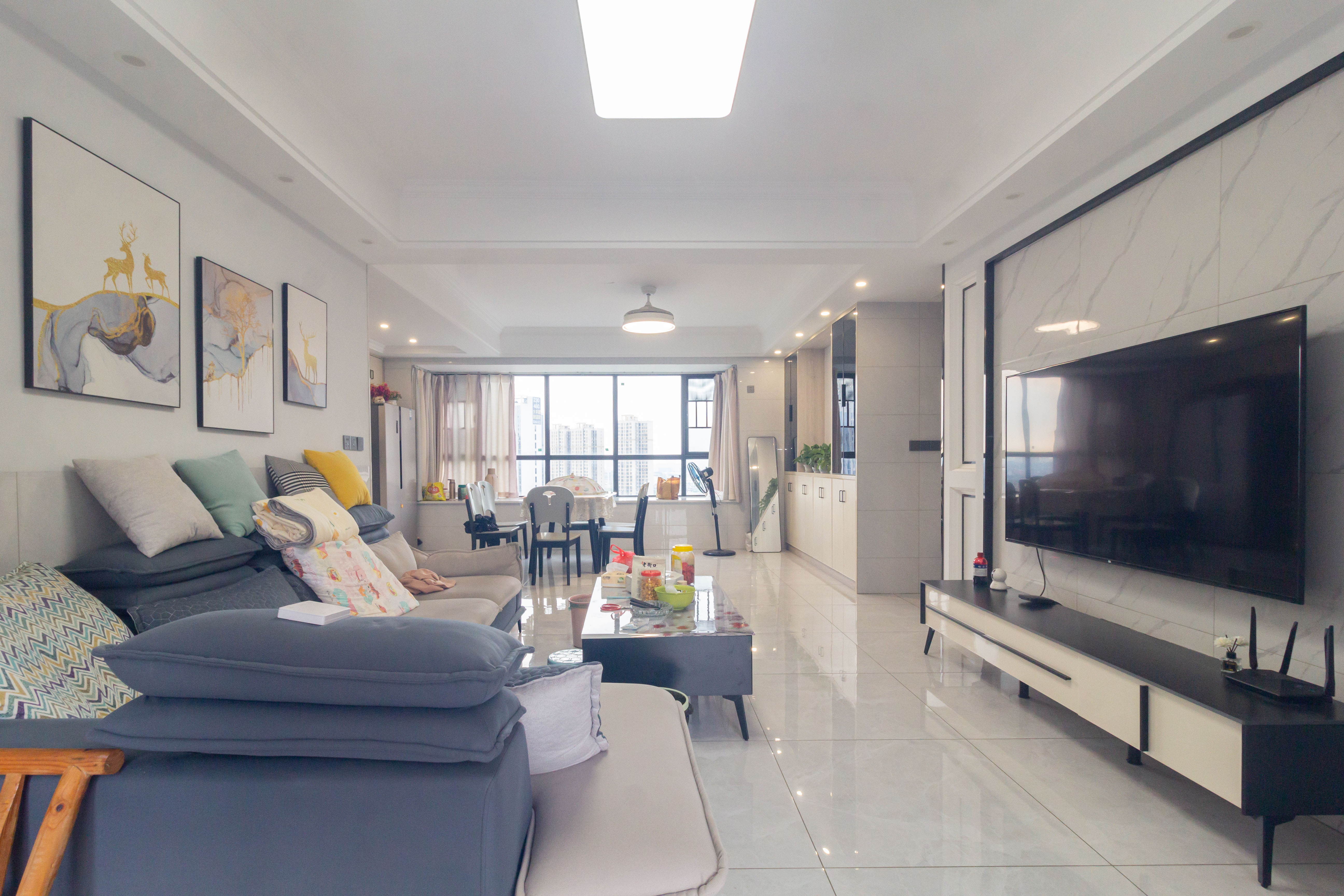 财汇新天地(财汇商务广场) 3室2厅2卫 89.0万 财汇新天地(财汇商务广场) 3室2厅2卫 89.0万客厅