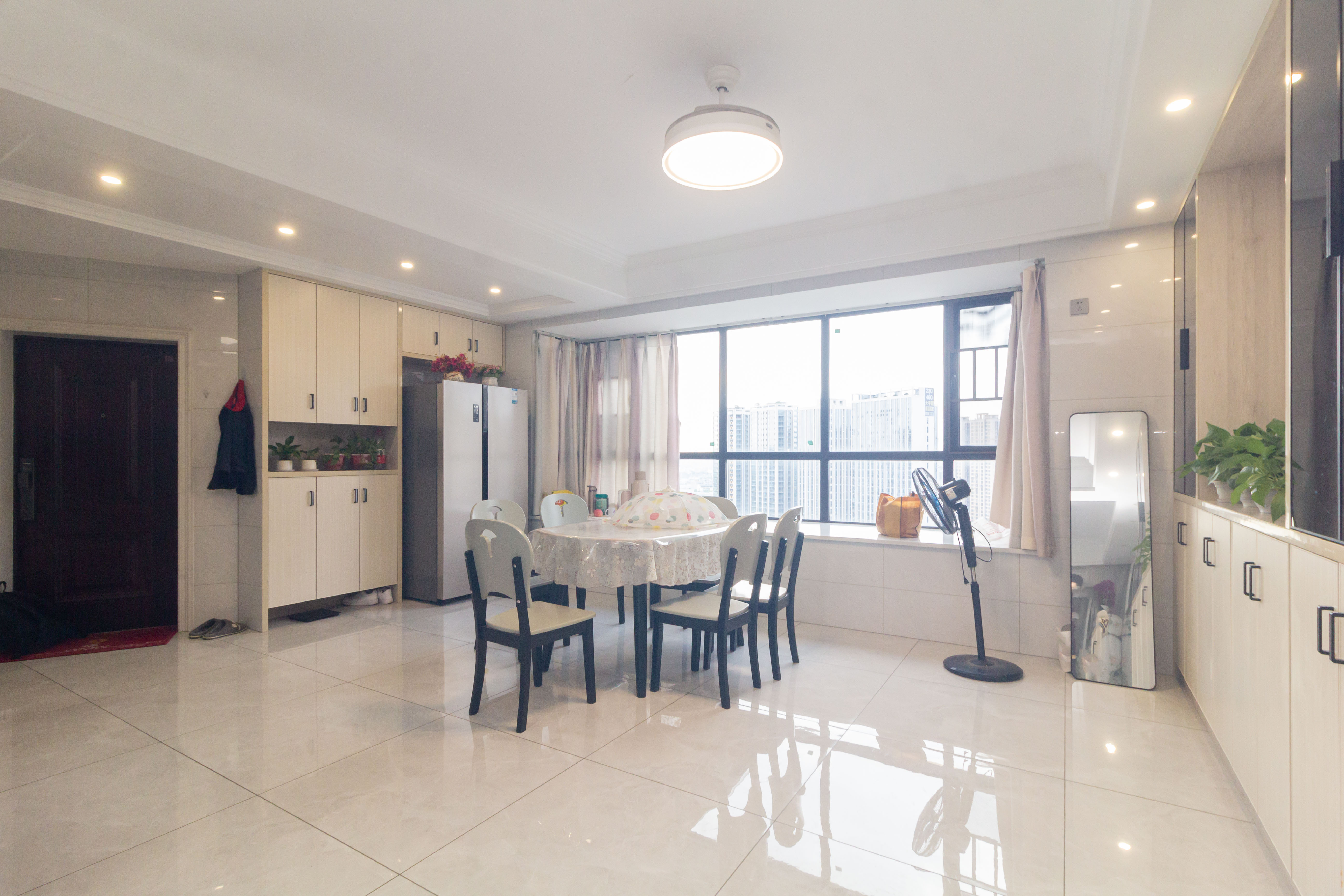 财汇新天地(财汇商务广场) 3室2厅2卫 89.0万 财汇新天地(财汇商务广场) 3室2厅2卫 89.0万客厅