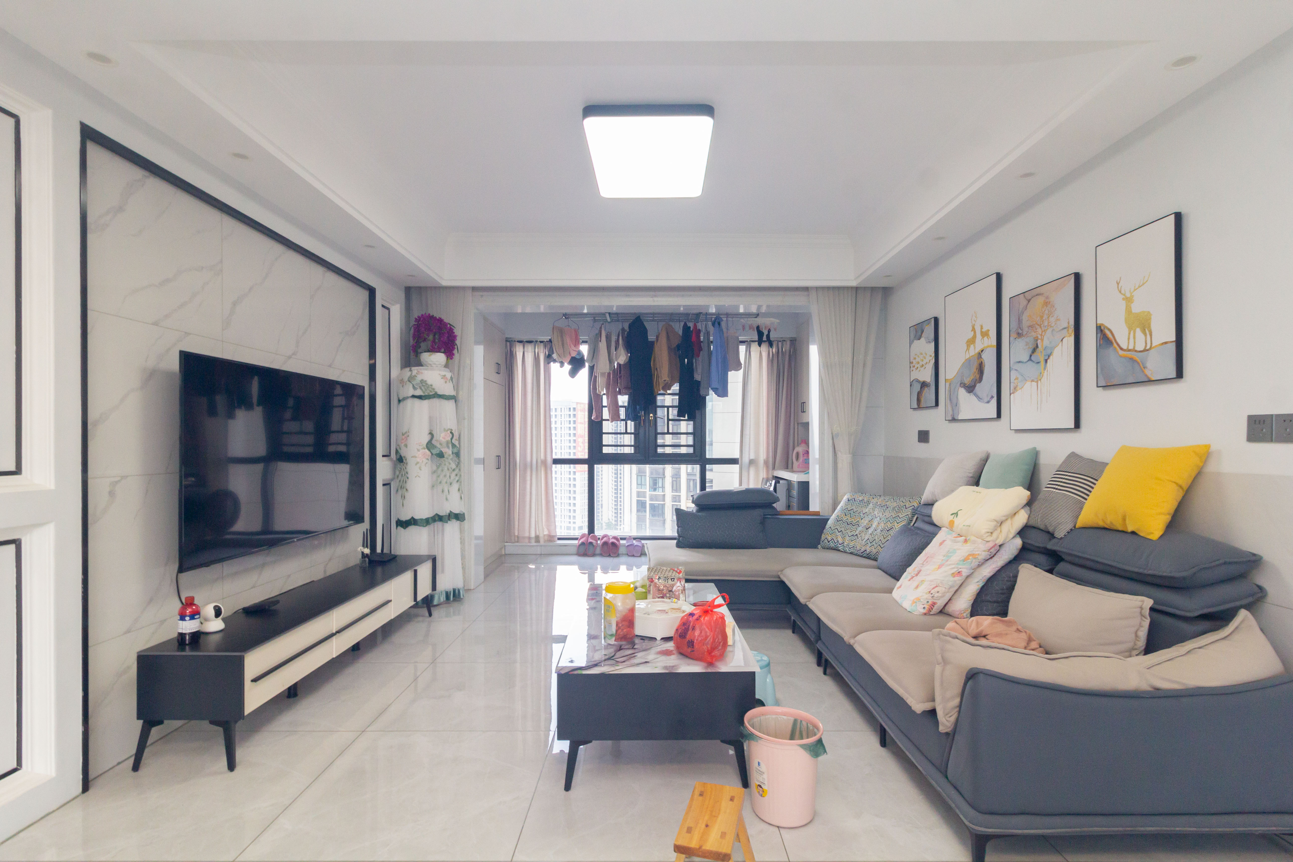 财汇新天地(财汇商务广场) 3室2厅2卫 89.0万 财汇新天地(财汇商务广场) 3室2厅2卫 89.0万客厅