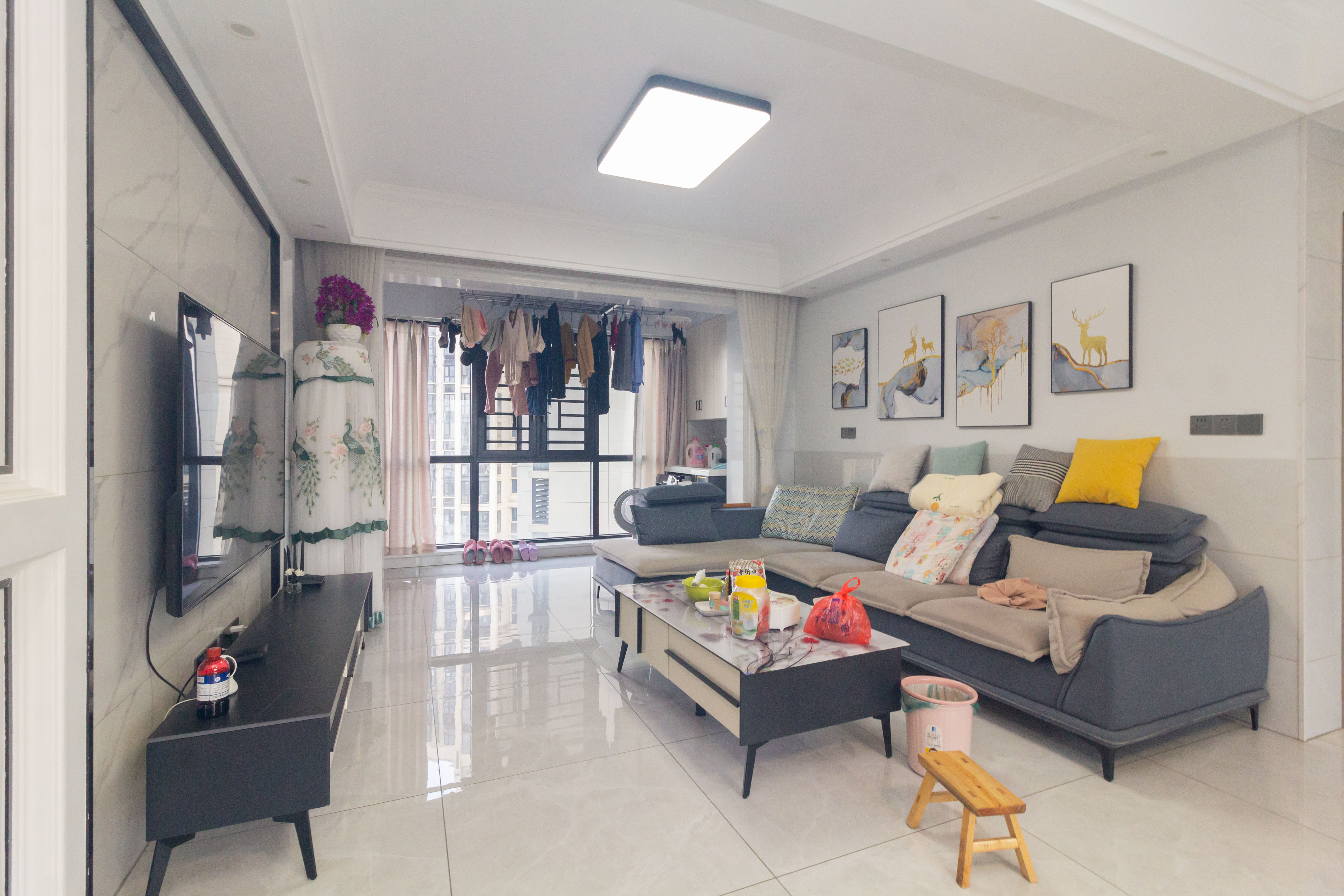 财汇新天地(财汇商务广场) 3室2厅2卫 89.0万 财汇新天地(财汇商务广场) 3室2厅2卫 89.0万客厅