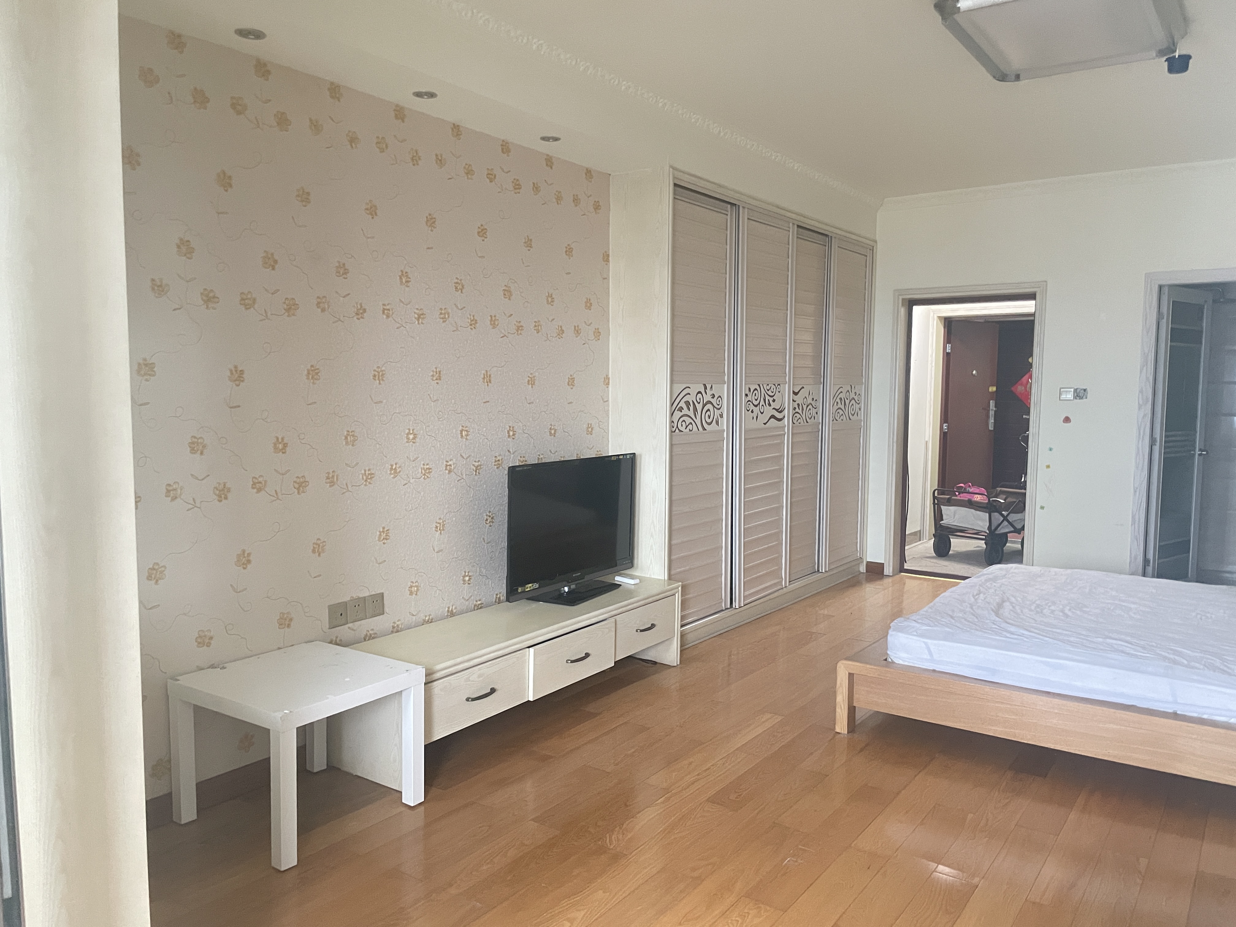 龙泰上品  3室2厅2卫   2100.00元/月室内图