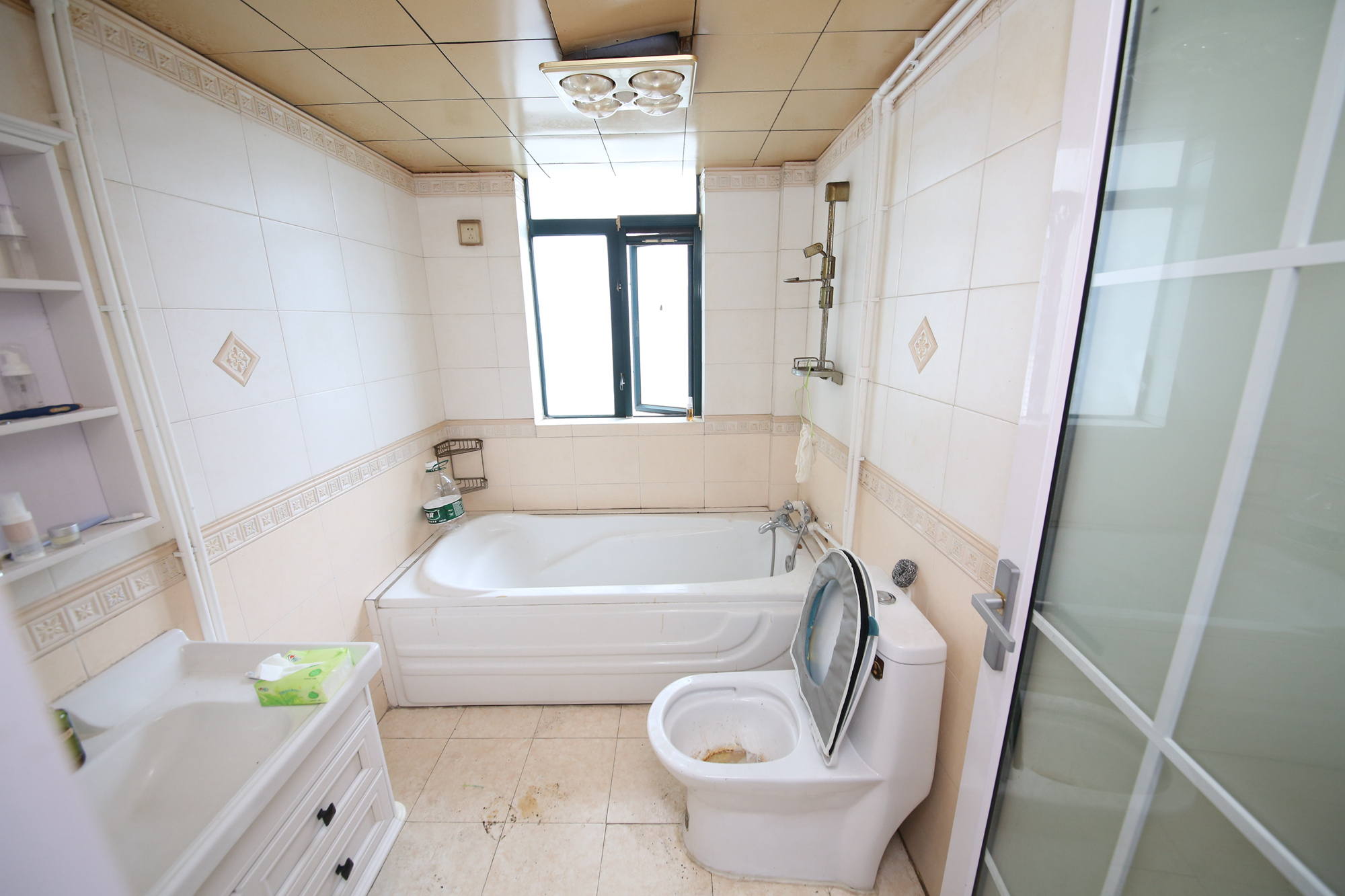 王府花园  3室2厅2卫    130.0万卫生间