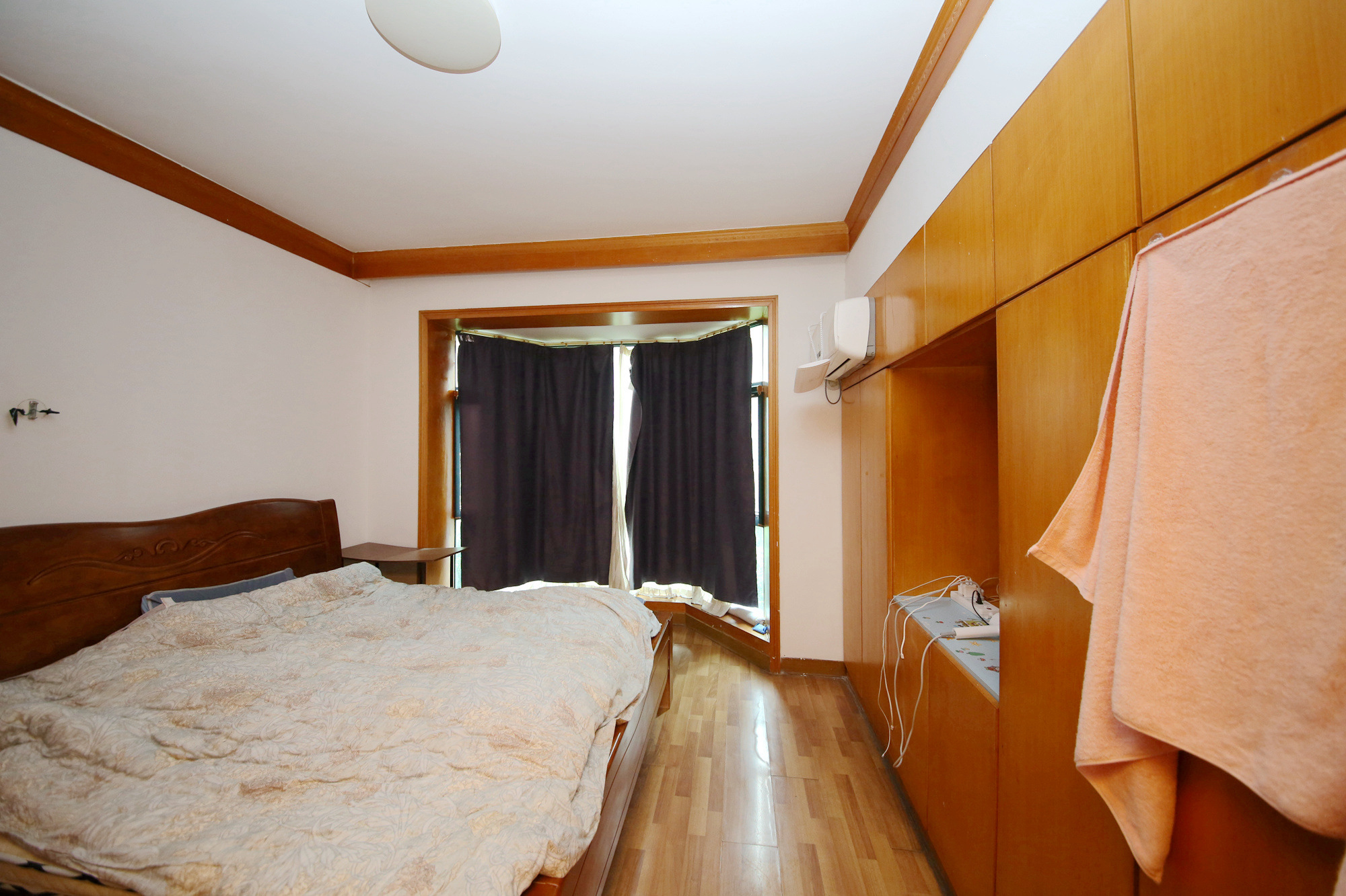 王府花园  3室2厅2卫    130.0万卧室