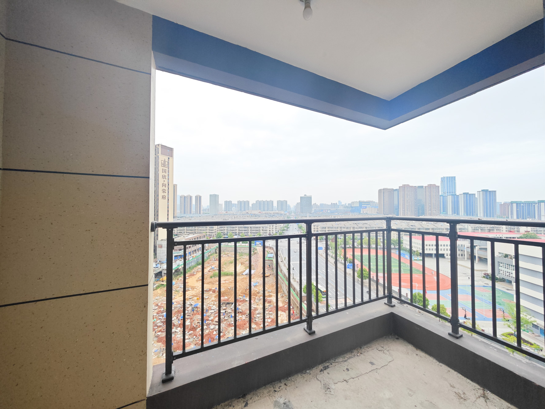 保利大都汇四期 4室2厅2卫 170.0万 保利大都汇四期 4室2厅2卫 170.0万阳台