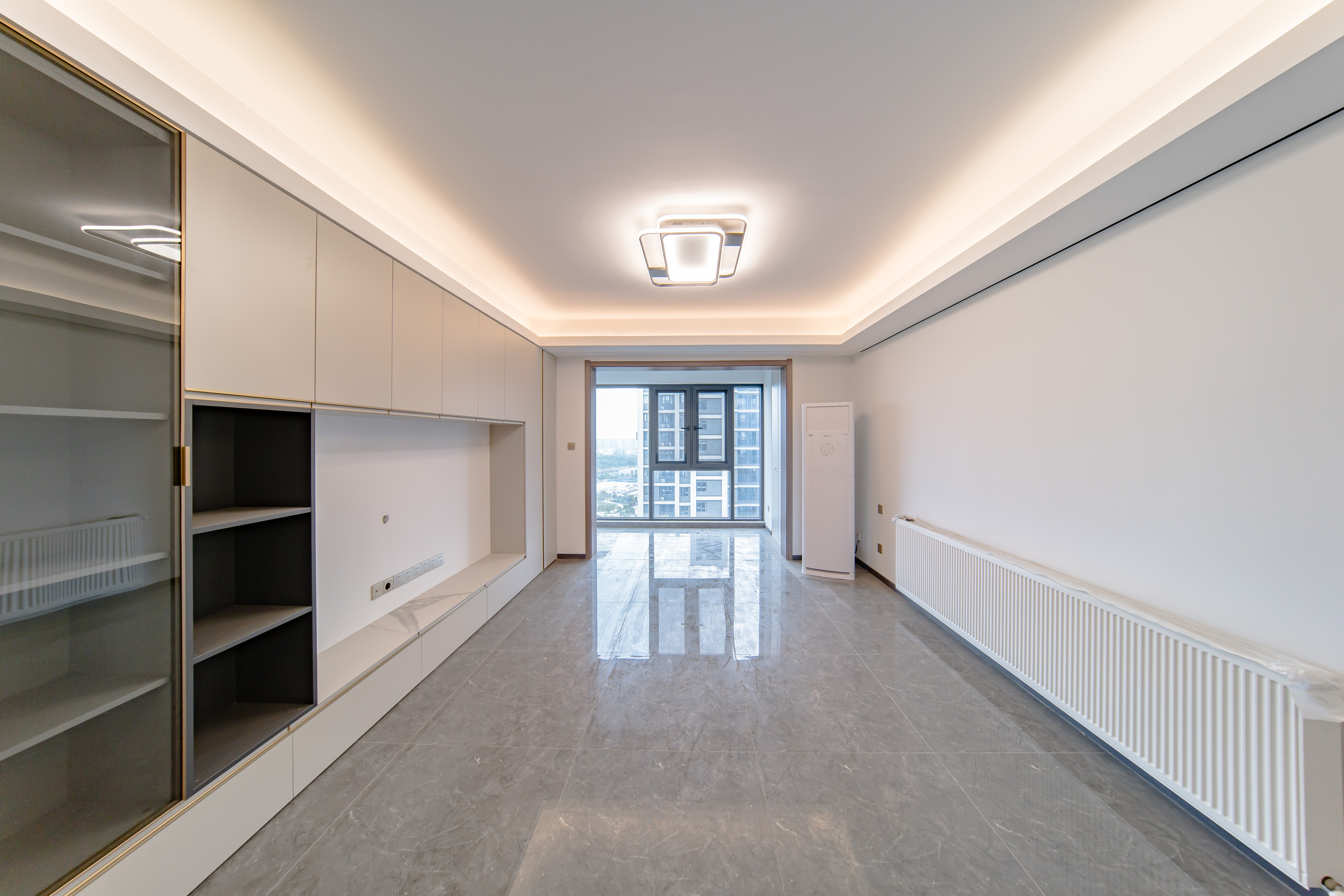 中海阅麓山二期  4室2厅2卫    190.0万 中海阅麓山二期  4室2厅2卫    190.0万客厅