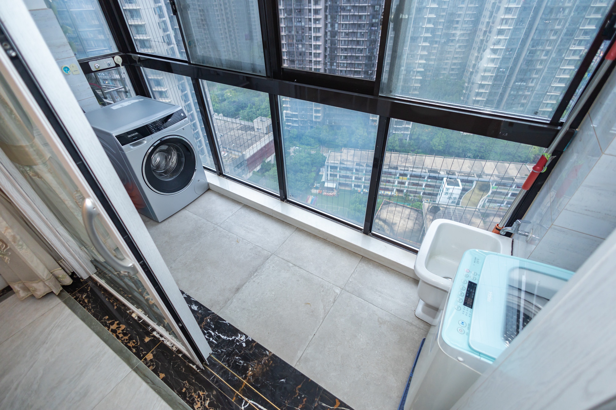 恒基凯旋门一二期  4室2厅2卫    158.0万 恒基凯旋门一二期  4室2厅2卫    158.0万阳台