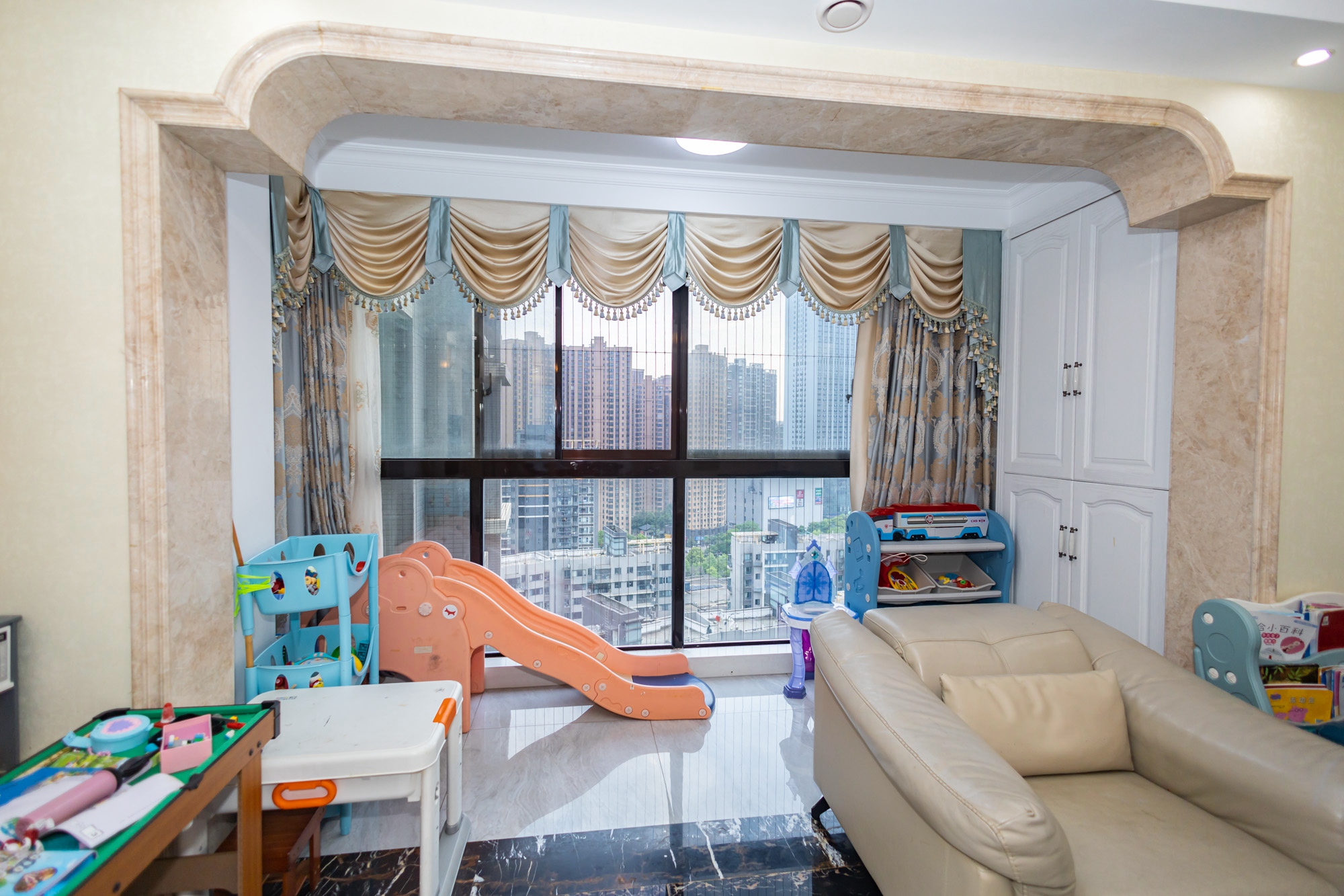 恒基凯旋门一二期  4室2厅2卫    158.0万 恒基凯旋门一二期  4室2厅2卫    158.0万阳台