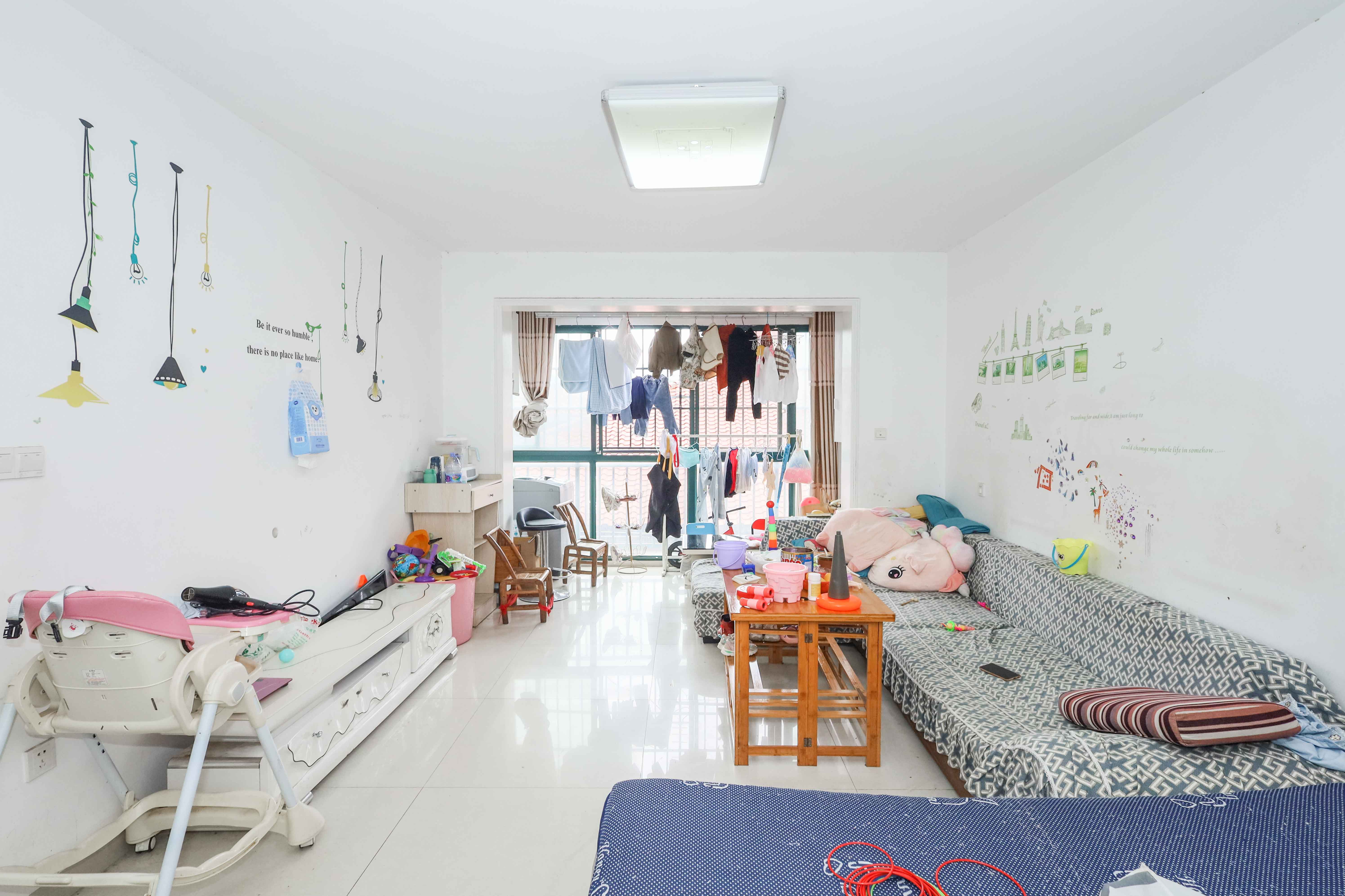 华美公寓(新猎鹰公寓) 2室2厅1卫 50.0万 华美公寓(新猎鹰公寓) 2室2厅1卫 50.0万客厅