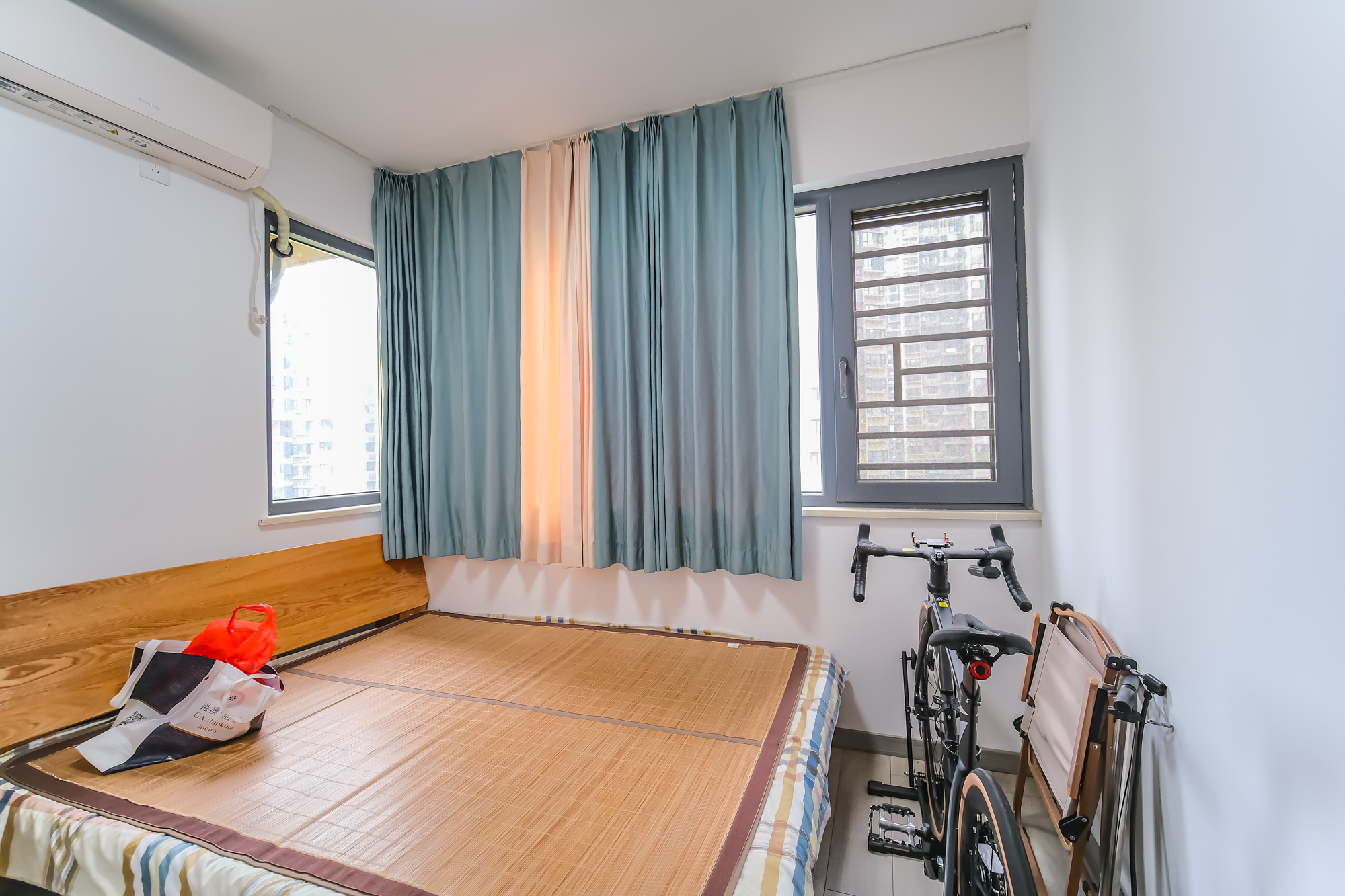 保利香槟国际  4室2厅2卫    120.0万 保利香槟国际  4室2厅2卫    120.0万卧室