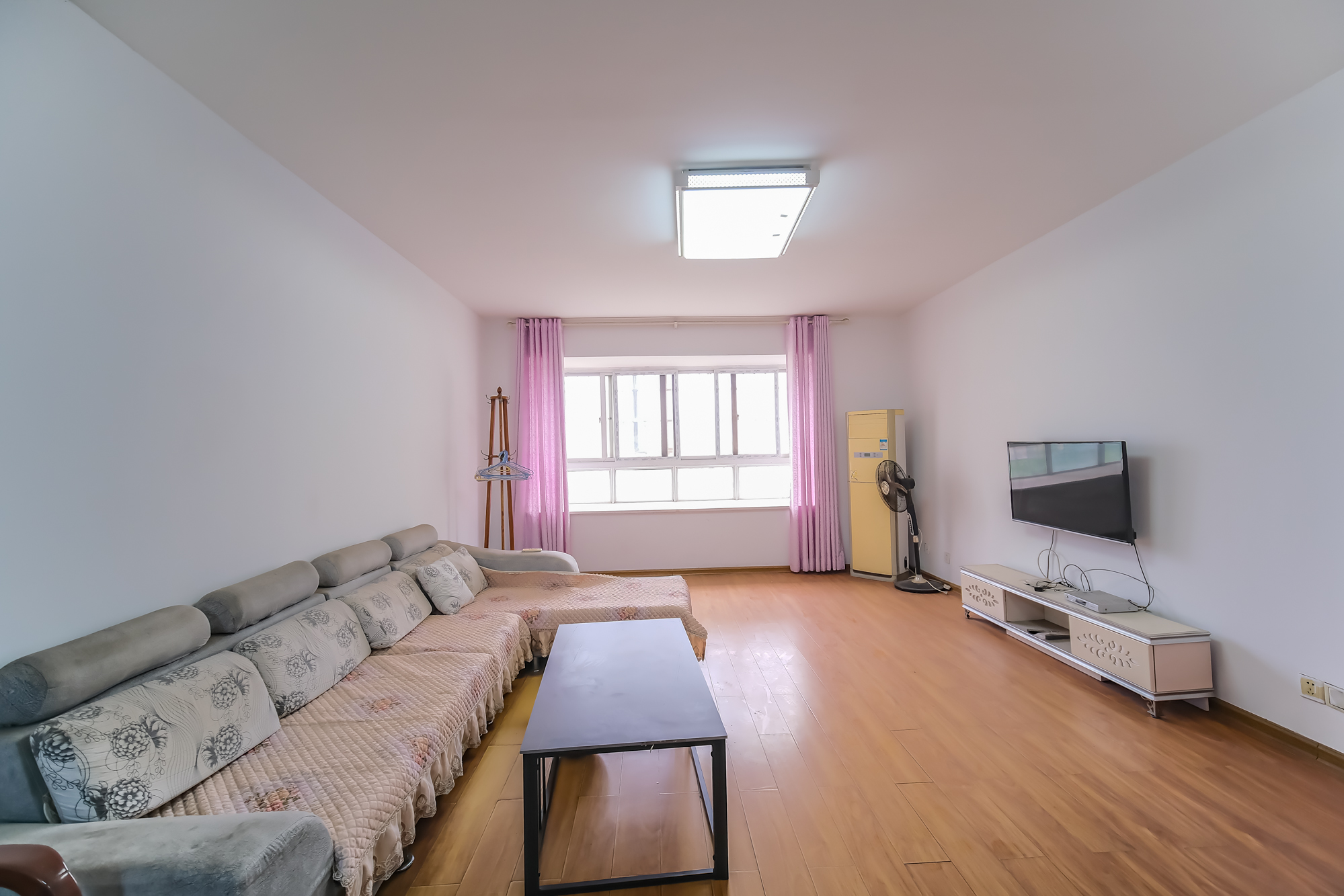 世景华庭 3室2厅2卫 69.8万 世景华庭 3室2厅2卫 69.8万客厅