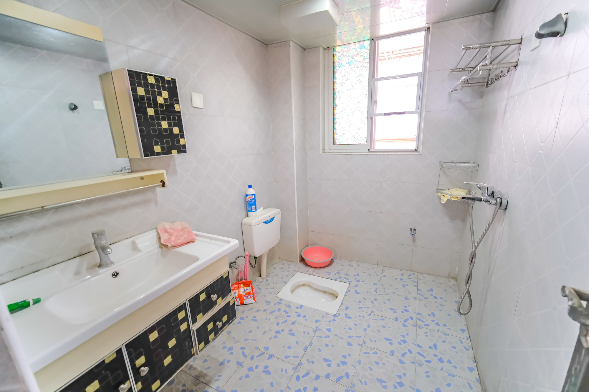 世景华庭 3室2厅2卫 69.8万 世景华庭 3室2厅2卫 69.8万卫生间