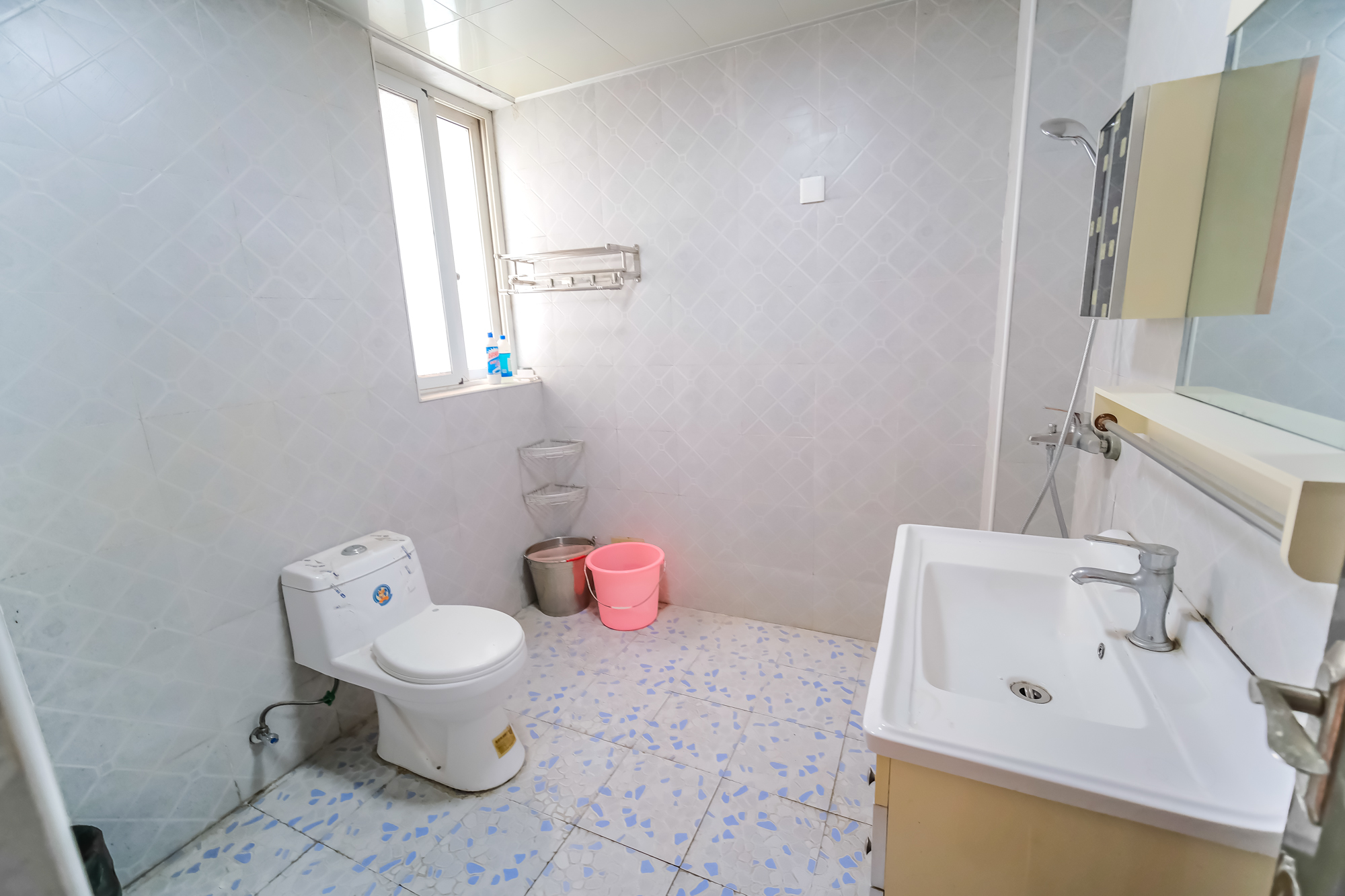 世景华庭 3室2厅2卫 69.8万 世景华庭 3室2厅2卫 69.8万卫生间