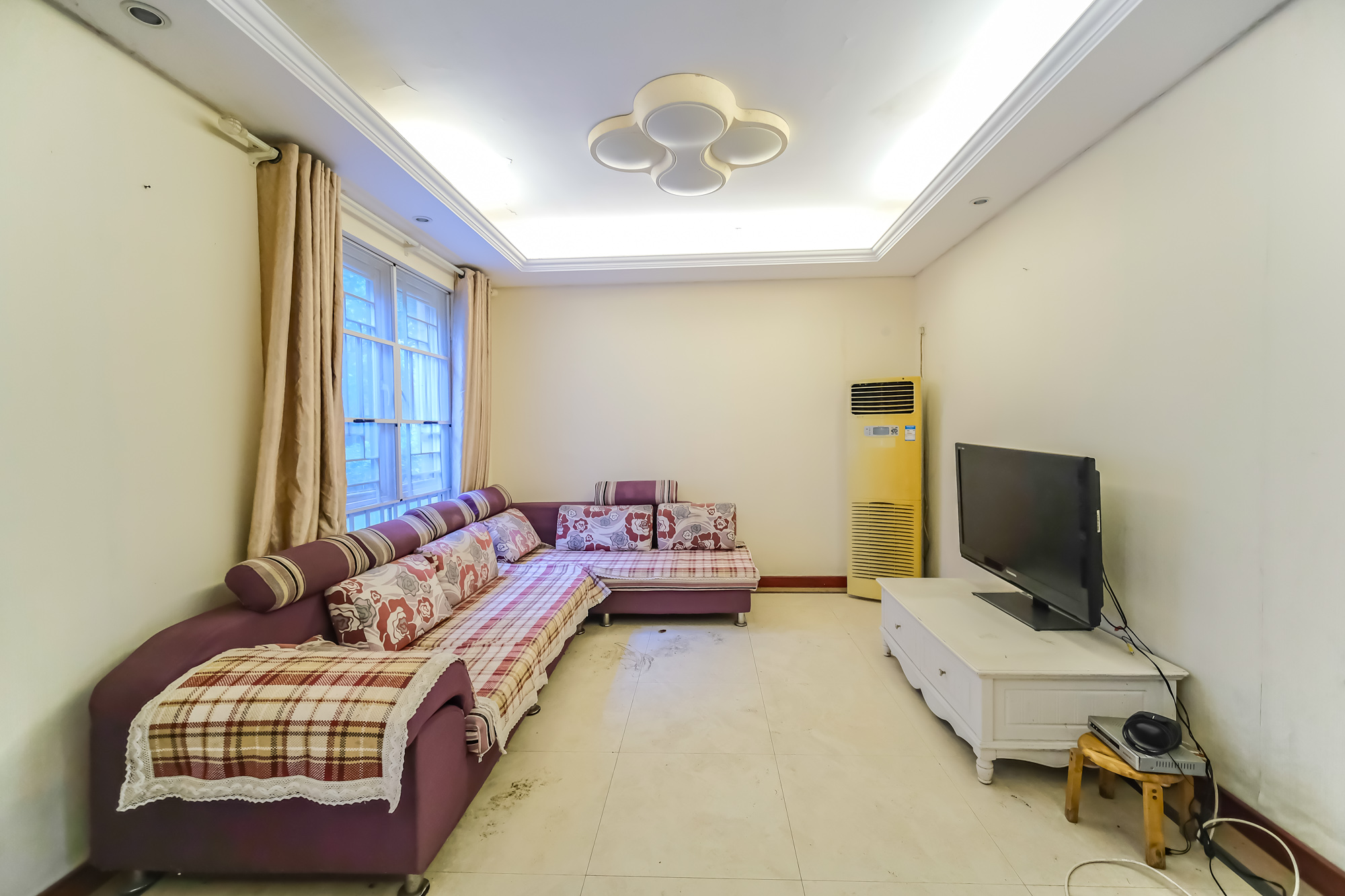 郡原居里  3室2厅1卫    65.0万 郡原居里  3室2厅1卫    65.0万客厅