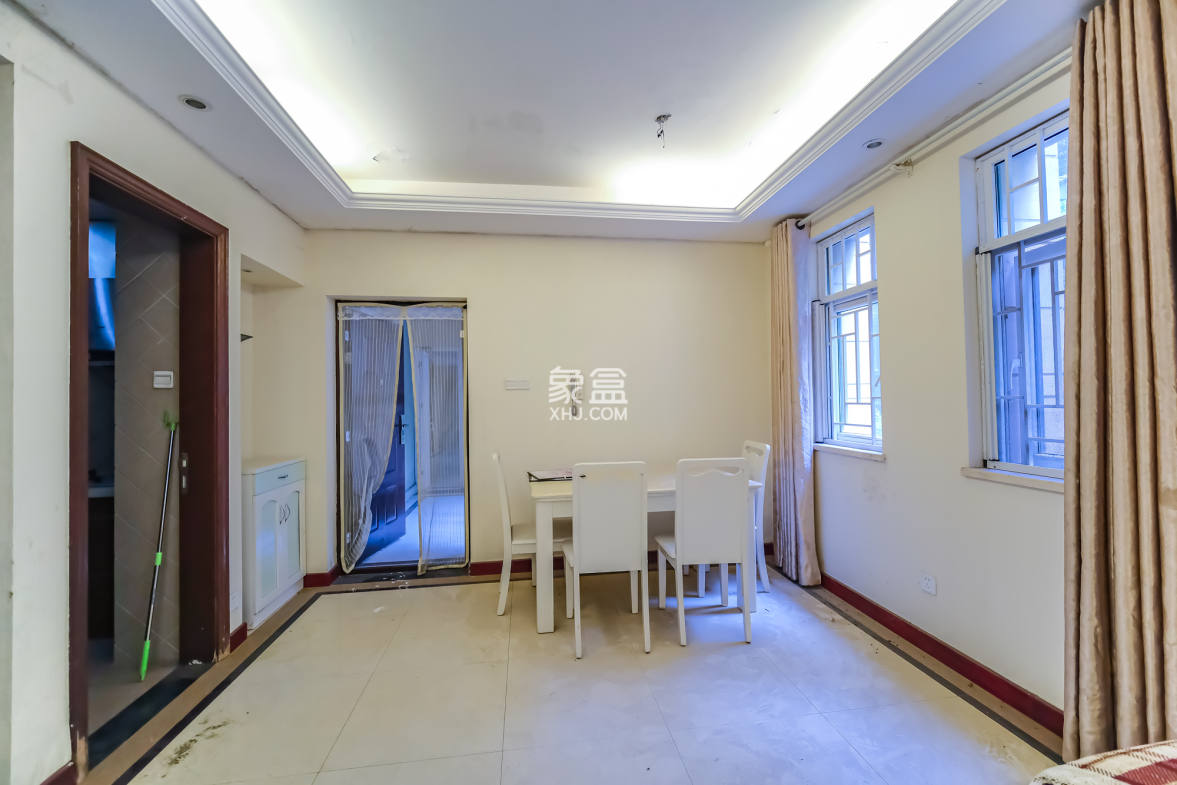 郡原居里  3室2厅1卫    65.0万 郡原居里  3室2厅1卫    65.0万客厅