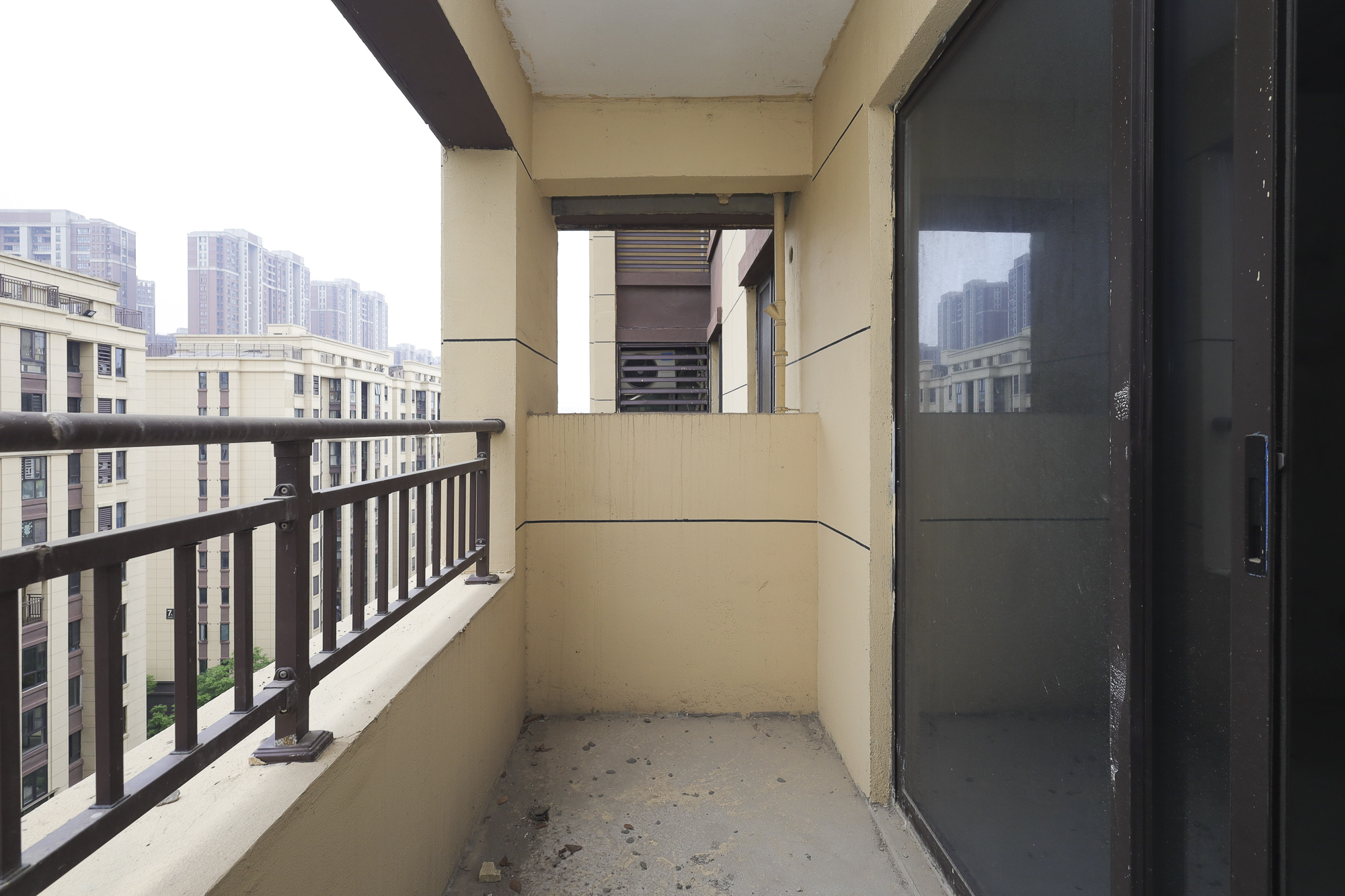 绿地海外滩二期  4室2厅2卫   95.00万阳台