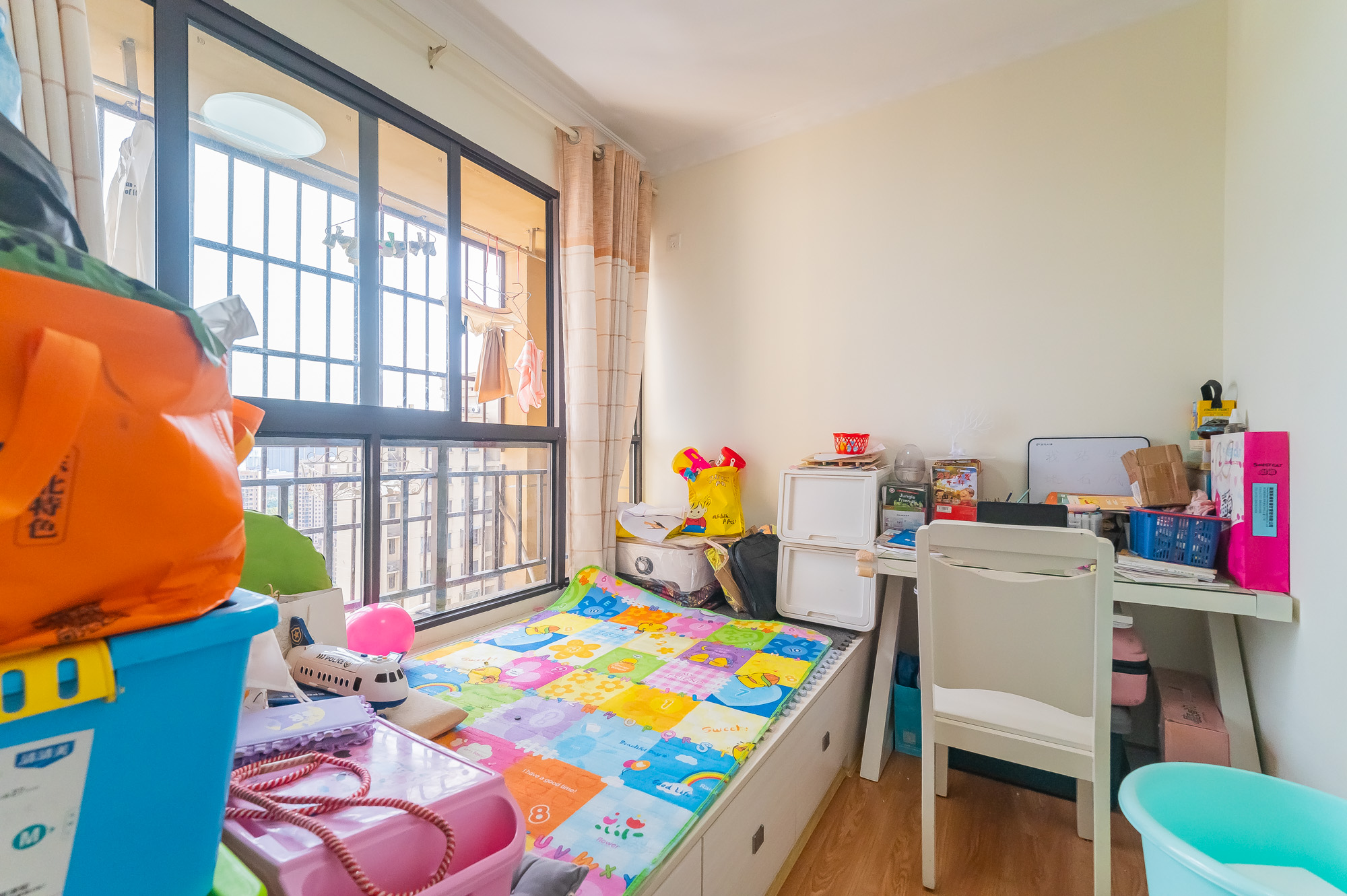 华润置地广场一期 3室2厅1卫 68.5万 华润置地广场一期 3室2厅1卫 68.5万卧室