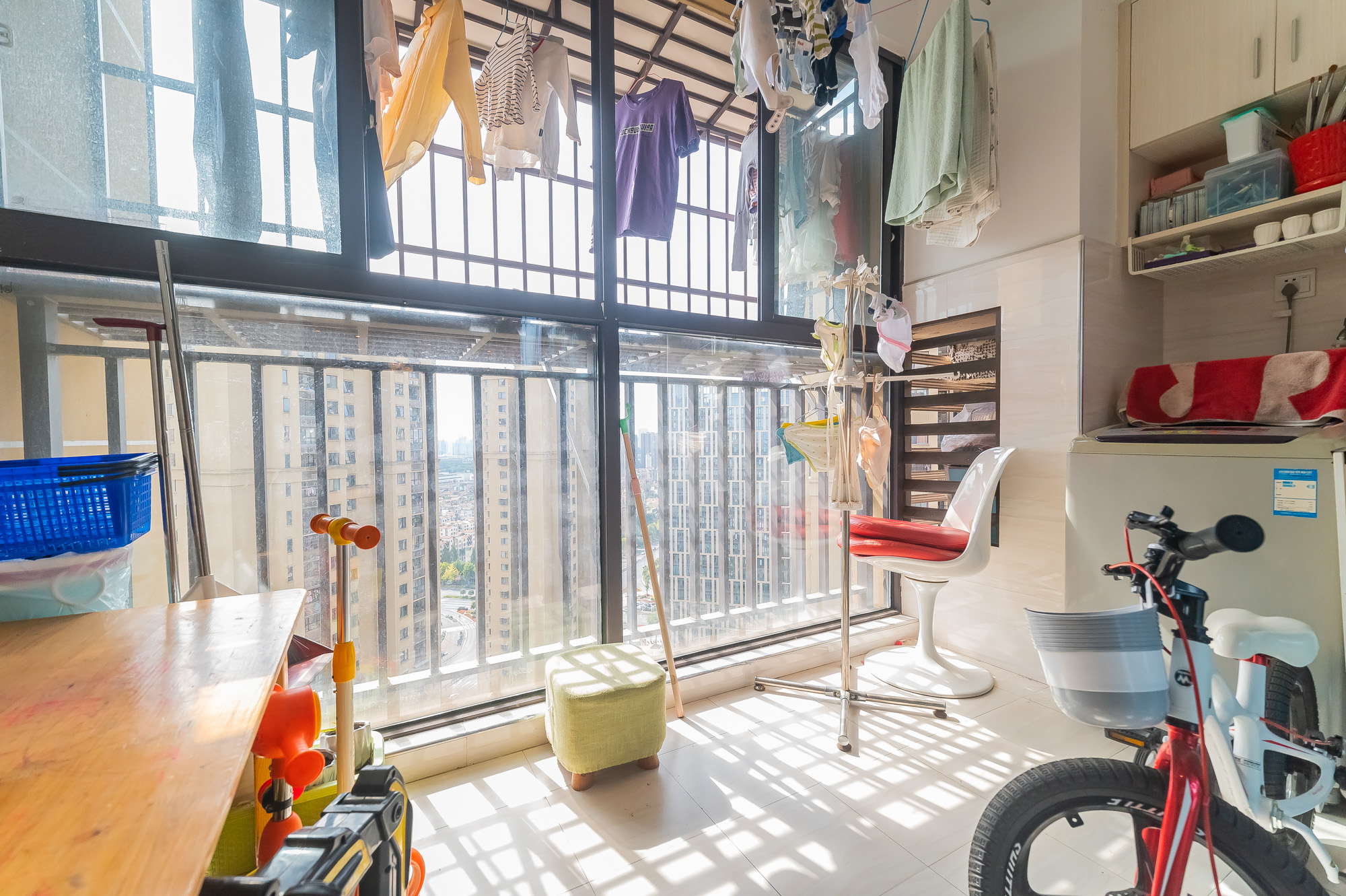 华润置地广场一期 3室2厅1卫 68.5万 华润置地广场一期 3室2厅1卫 68.5万阳台