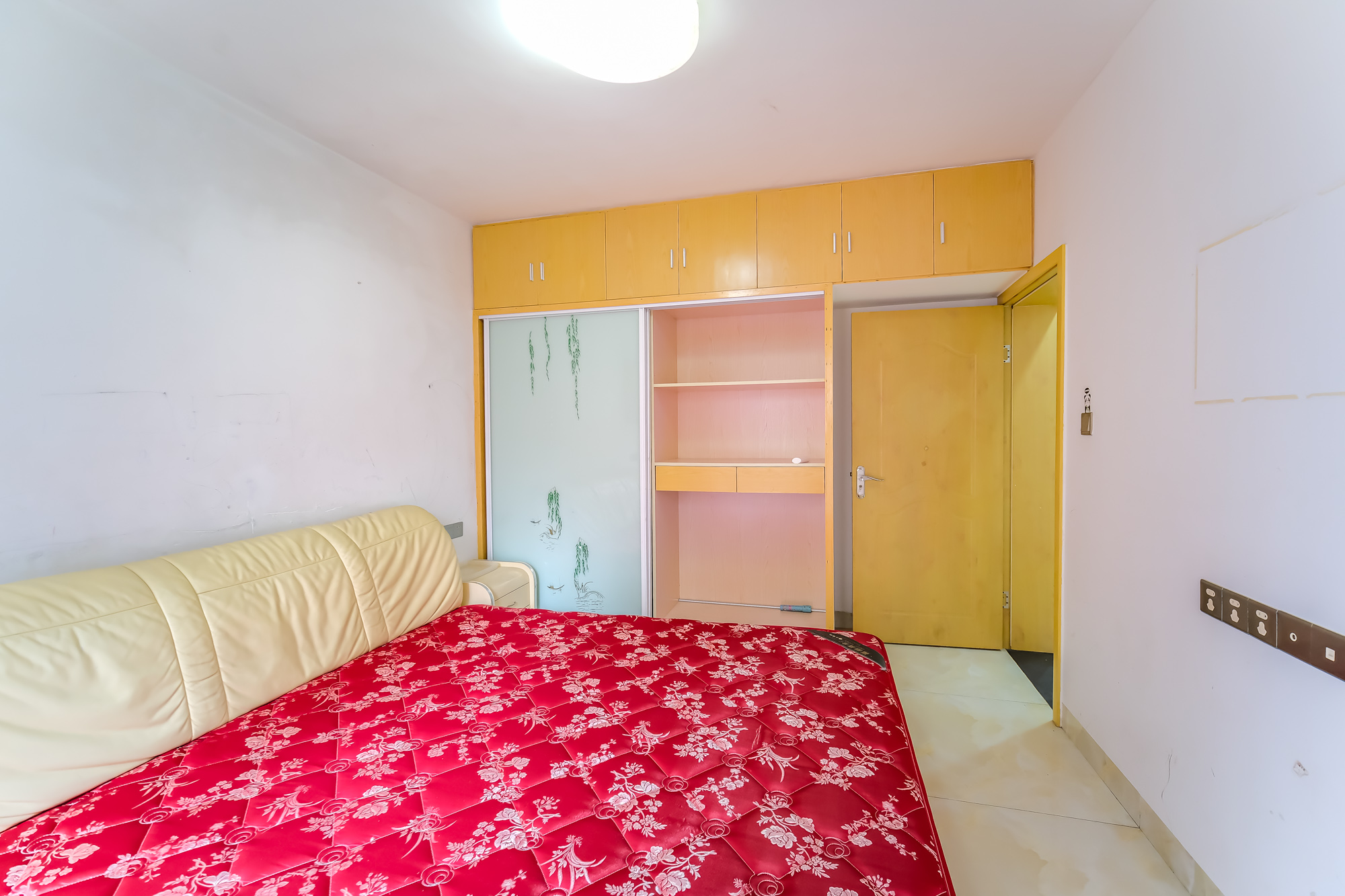 三一街区 3室2厅1卫 65.0万 三一街区 3室2厅1卫 65.0万卧室