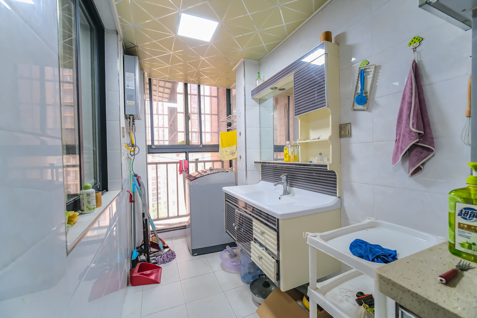 三一街区 3室2厅1卫 65.0万 三一街区 3室2厅1卫 65.0万阳台