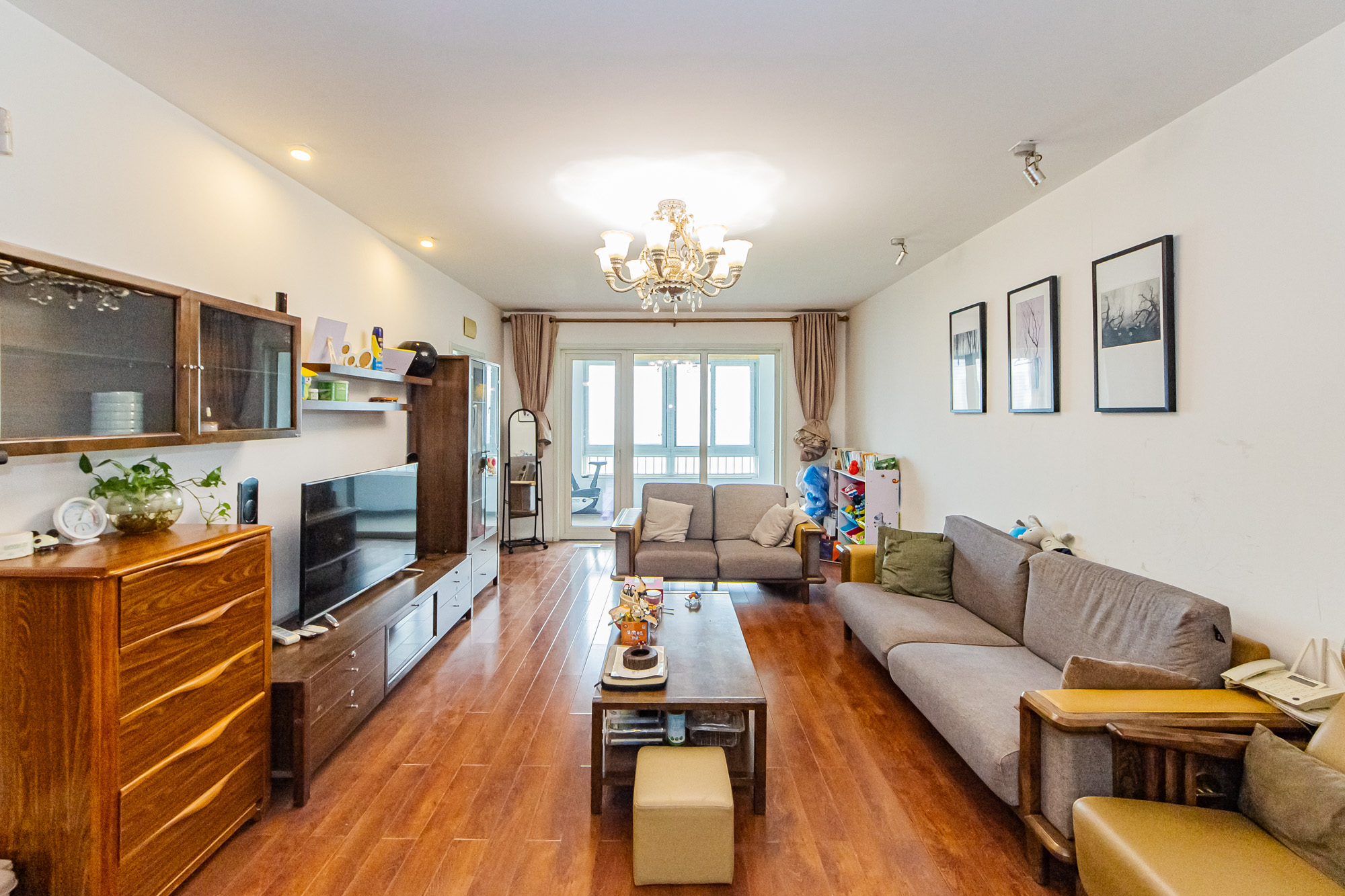 万国城(当代满庭春MOMA)一期 3室2厅2卫 123.0万 万国城(当代满庭春MOMA)一期 3室2厅2卫 123.0万客厅