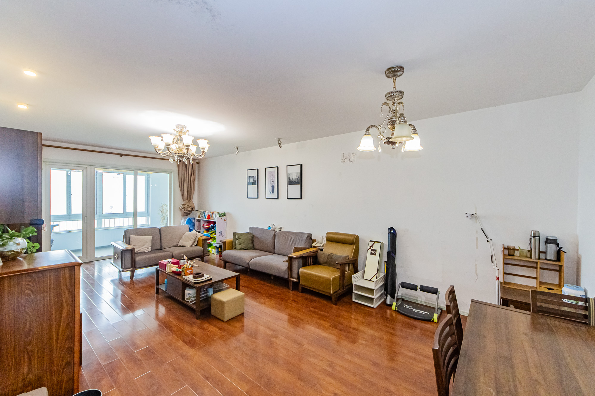 万国城(当代满庭春MOMA)一期 3室2厅2卫 123.0万 万国城(当代满庭春MOMA)一期 3室2厅2卫 123.0万客厅