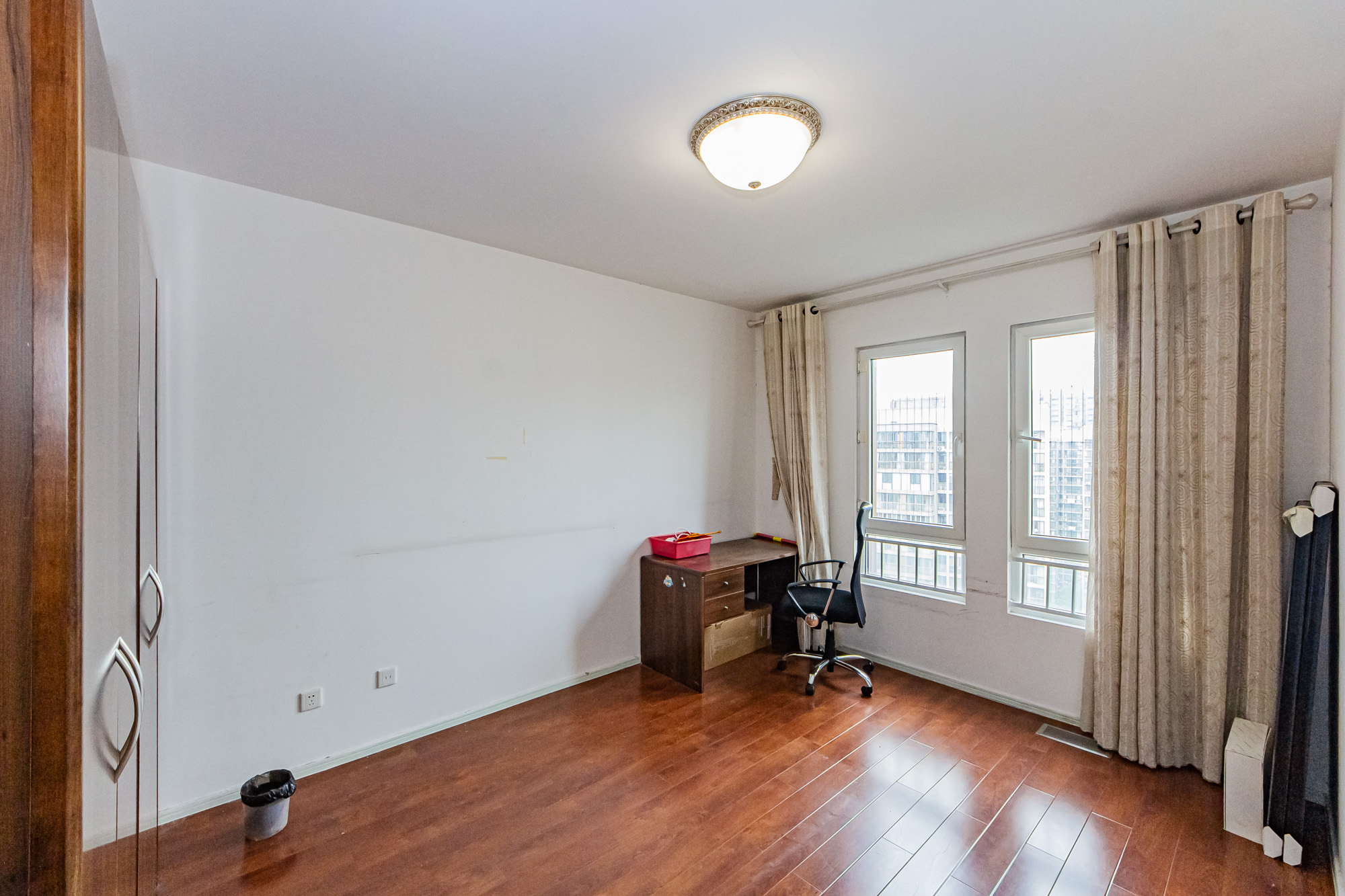 万国城(当代满庭春MOMA)一期 3室2厅2卫 123.0万 万国城(当代满庭春MOMA)一期 3室2厅2卫 123.0万卧室