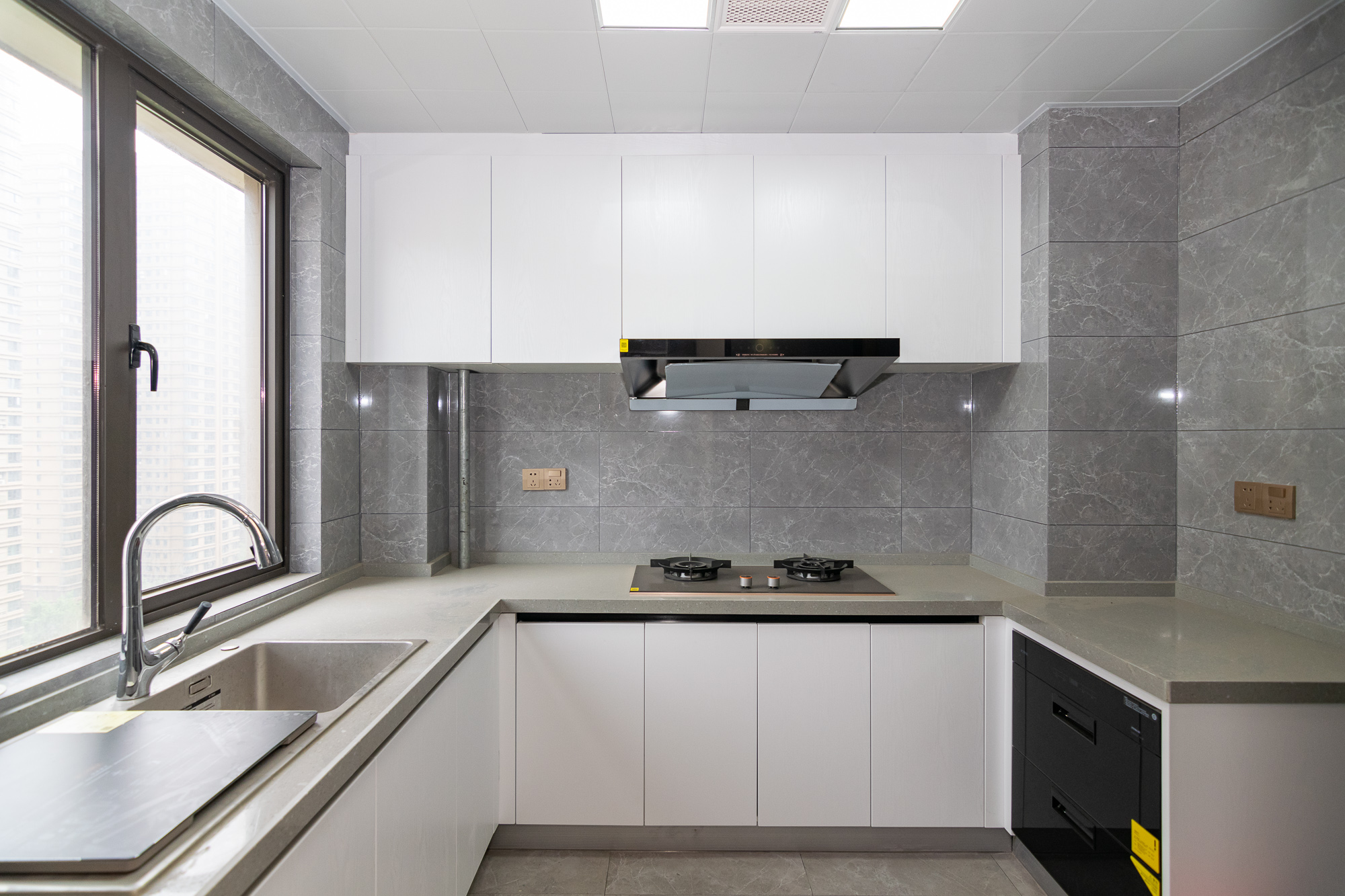 润和美郡（润和紫郡五期）  5室2厅2卫    168.0万厨房