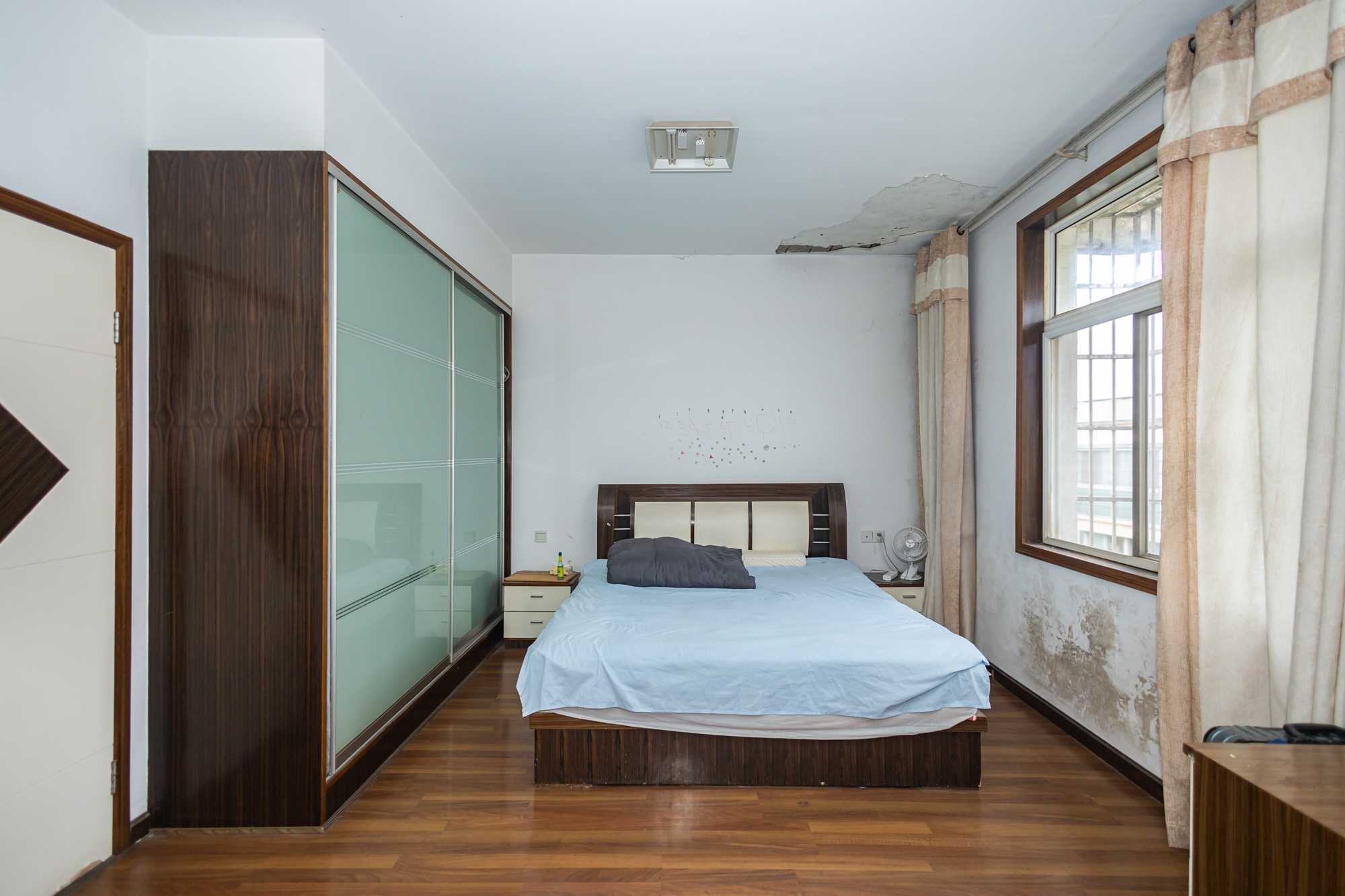 金岸教师公寓 4室2厅2卫 62.79万 金岸教师公寓 4室2厅2卫 62.79万卧室