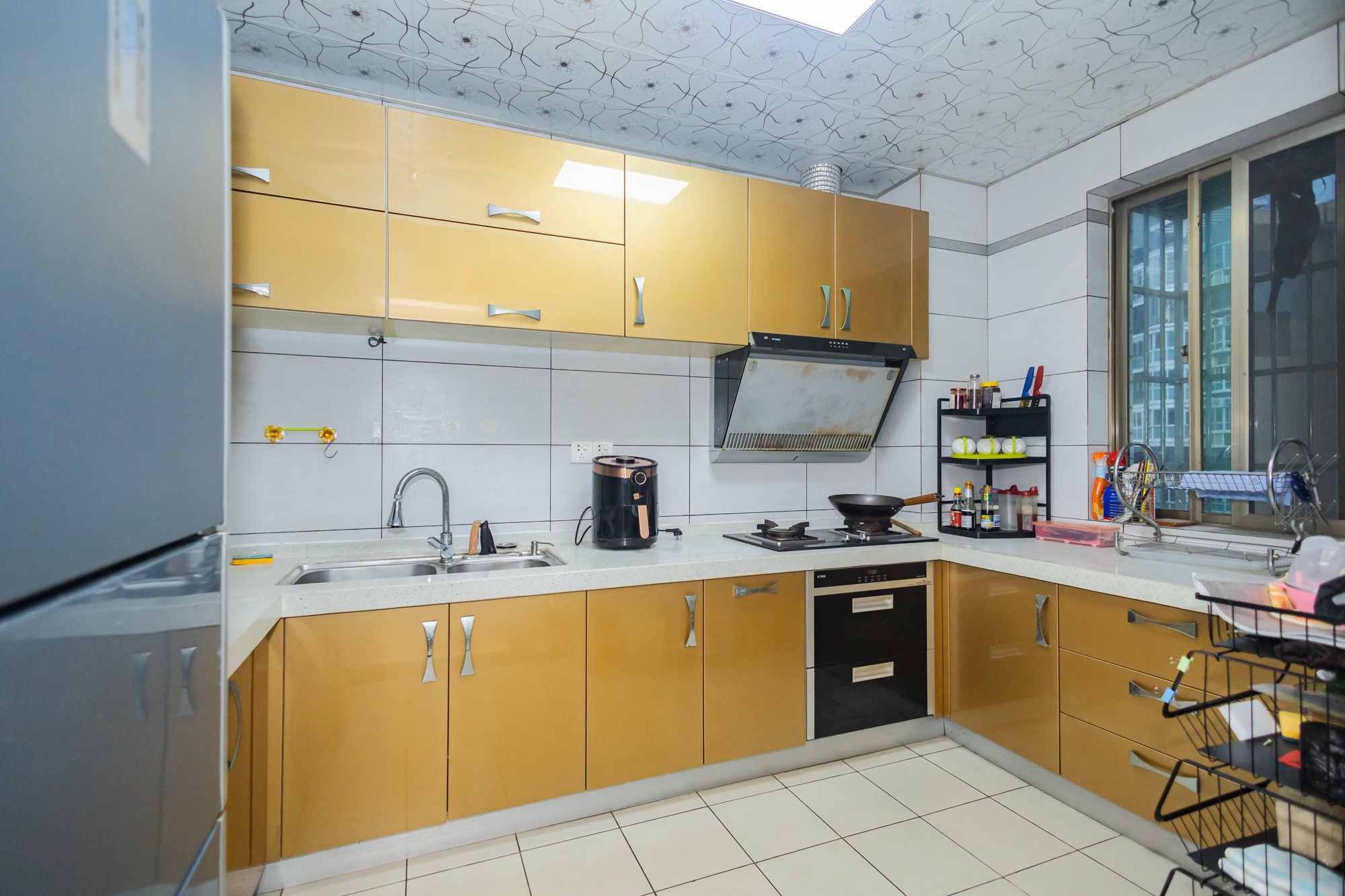 阳光紫薇园  4室2厅3卫    118.0万 阳光紫薇园  4室2厅3卫    118.0万厨房