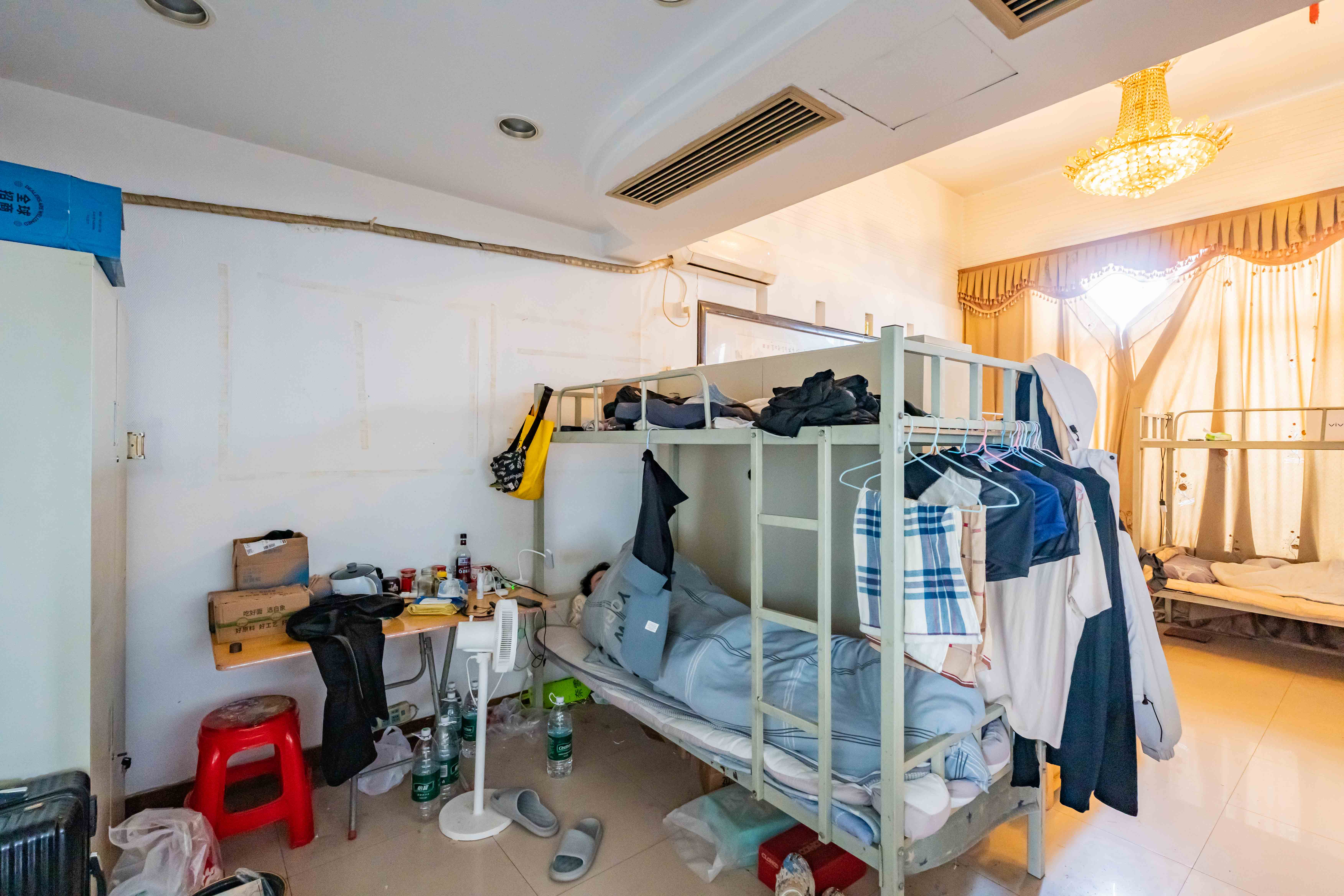 富兴金地大厦  5室2厅2卫   200.00万卧室