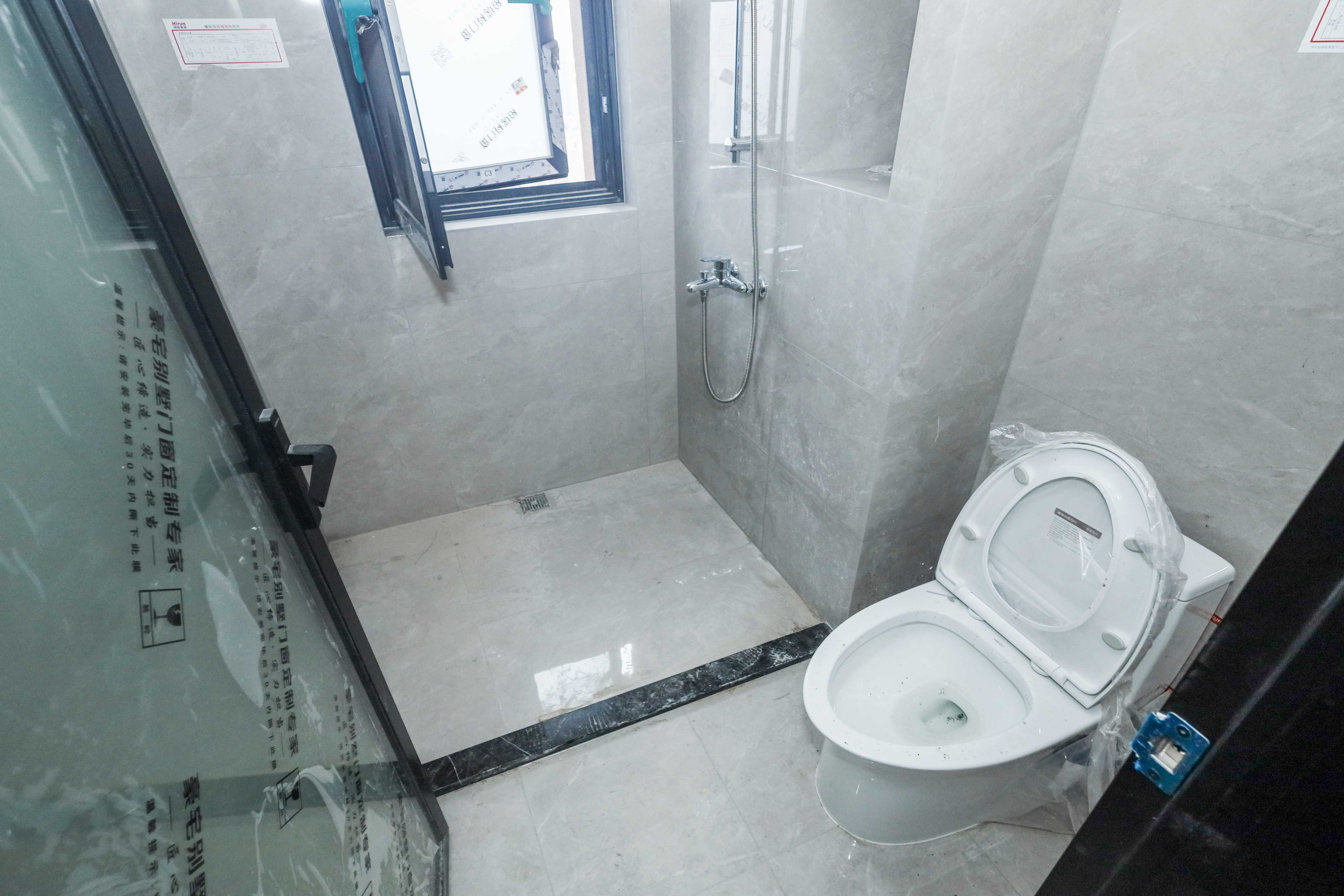 建发央著  4室2厅2卫   360.00万卫生间