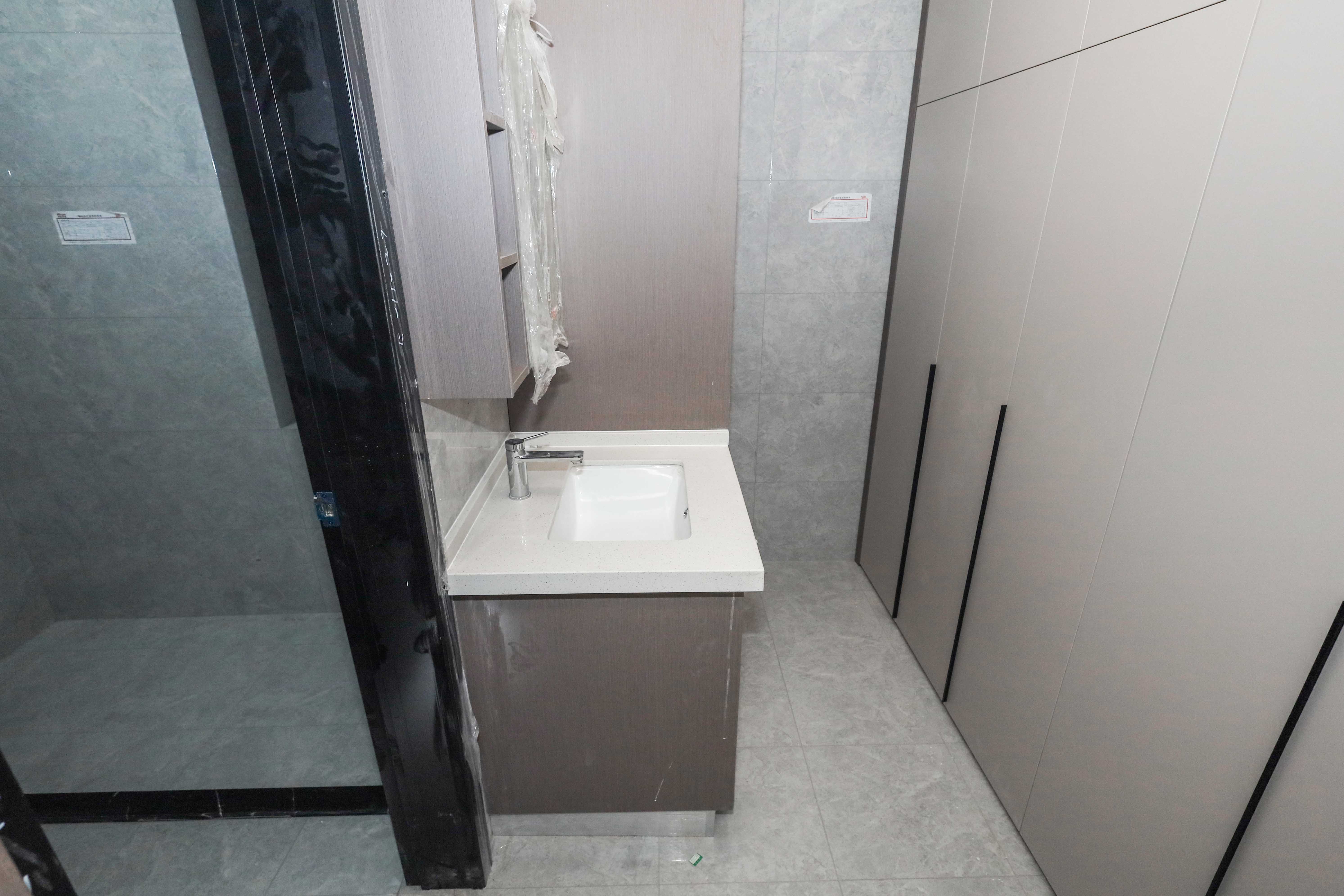 建发央著  4室2厅2卫   360.00万卫生间