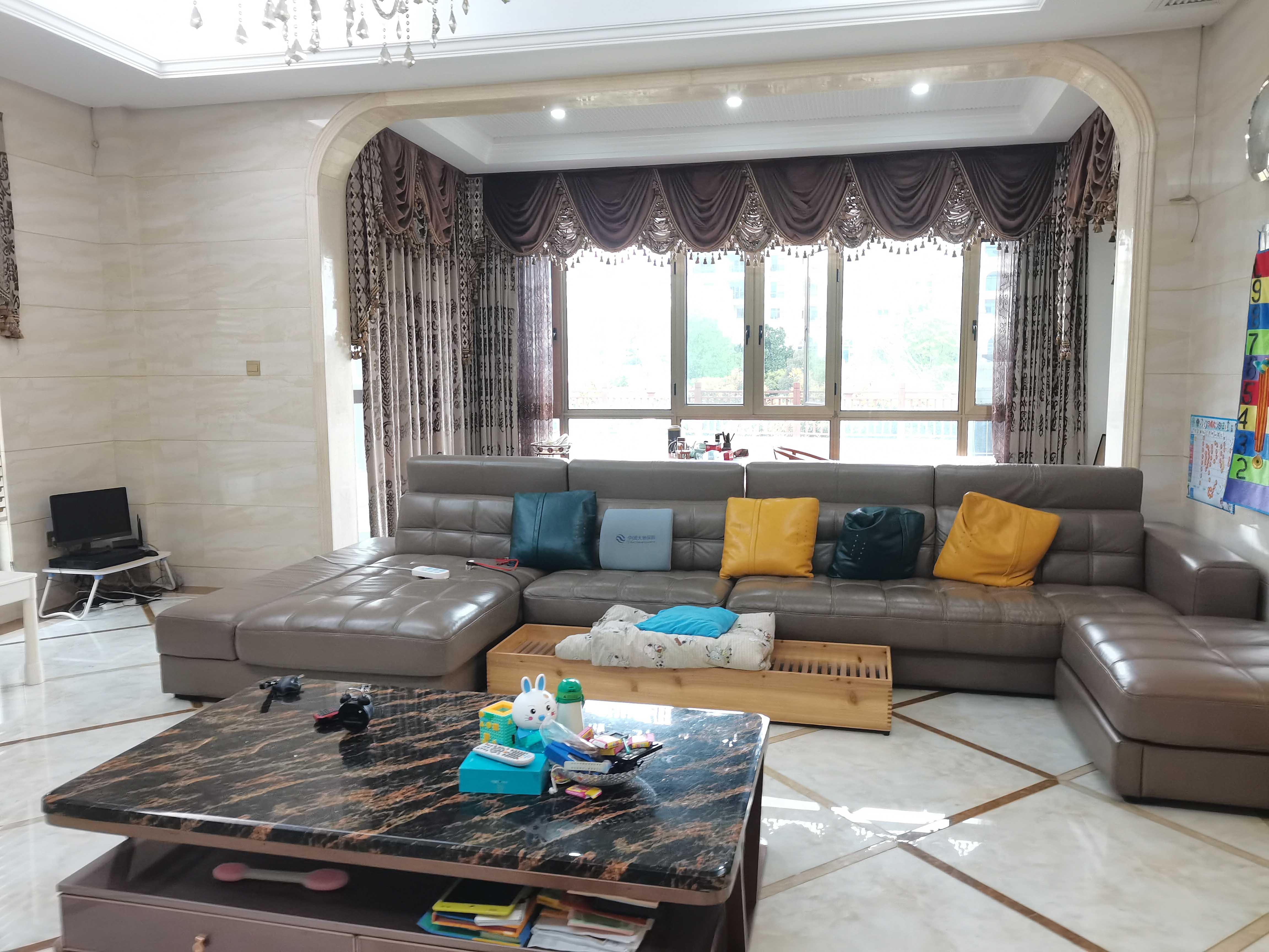 碧桂园山湖城 5室2厅3卫 368.80万 碧桂园山湖城 5室2厅3卫 368.80万客厅