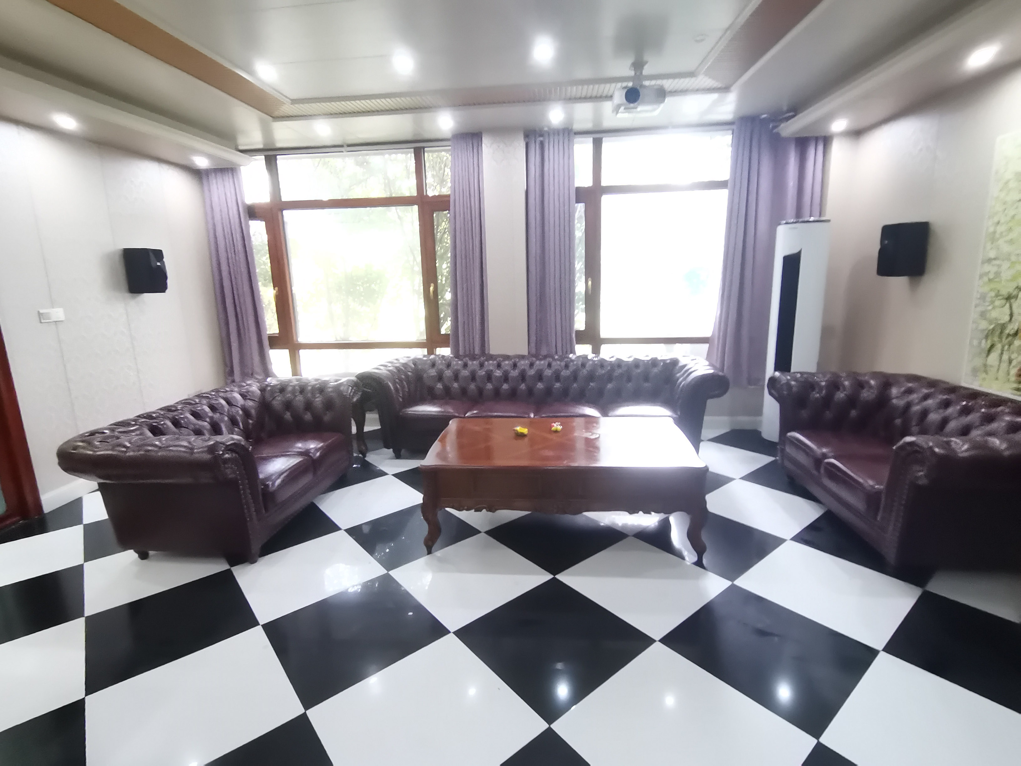 碧桂园山湖城 5室2厅3卫 368.80万 碧桂园山湖城 5室2厅3卫 368.80万客厅